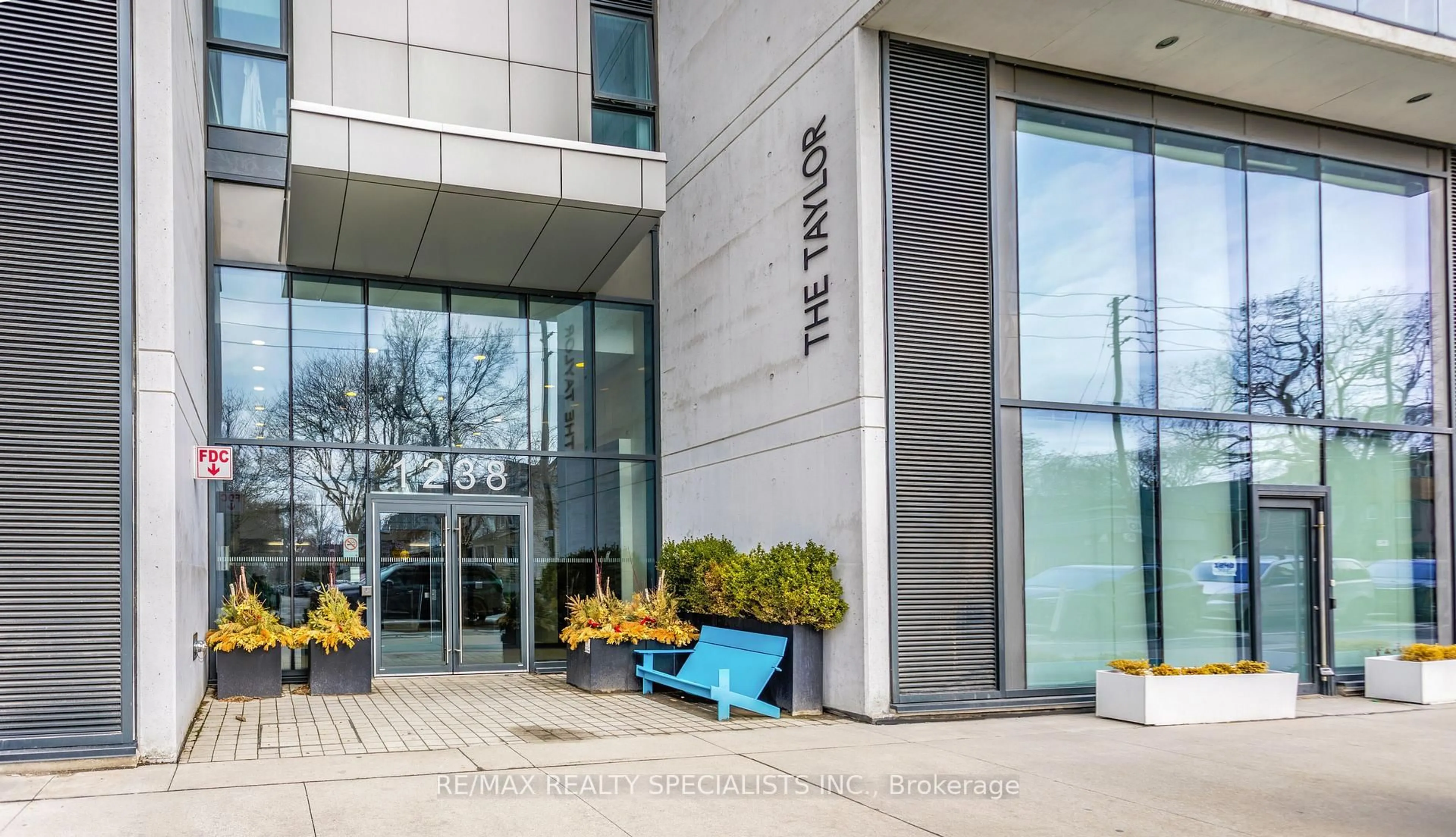 Indoor foyer for 1238 Dundas St #312, Toronto Ontario M4M 1S3