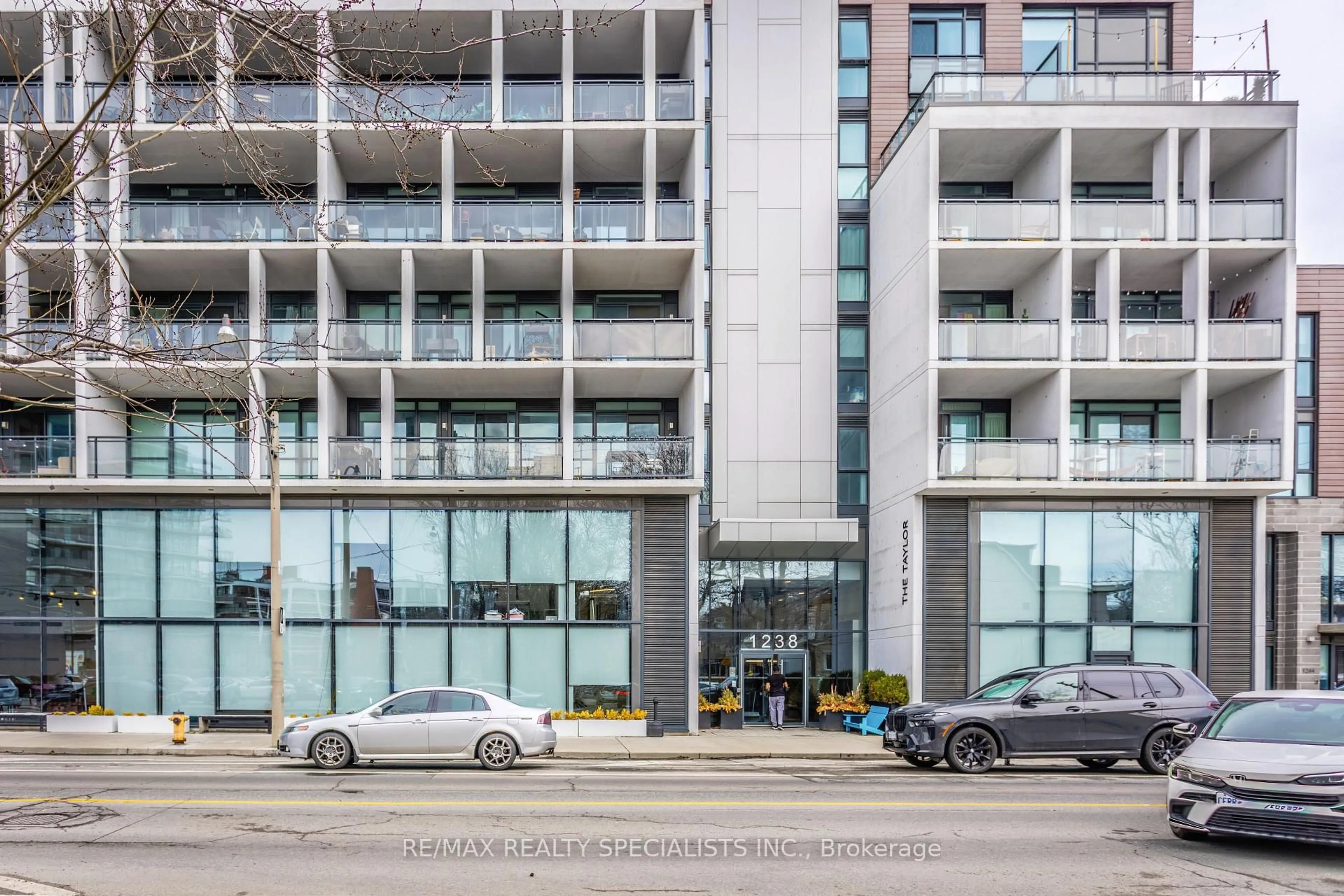 Indoor foyer for 1238 Dundas St #312, Toronto Ontario M4M 1S3