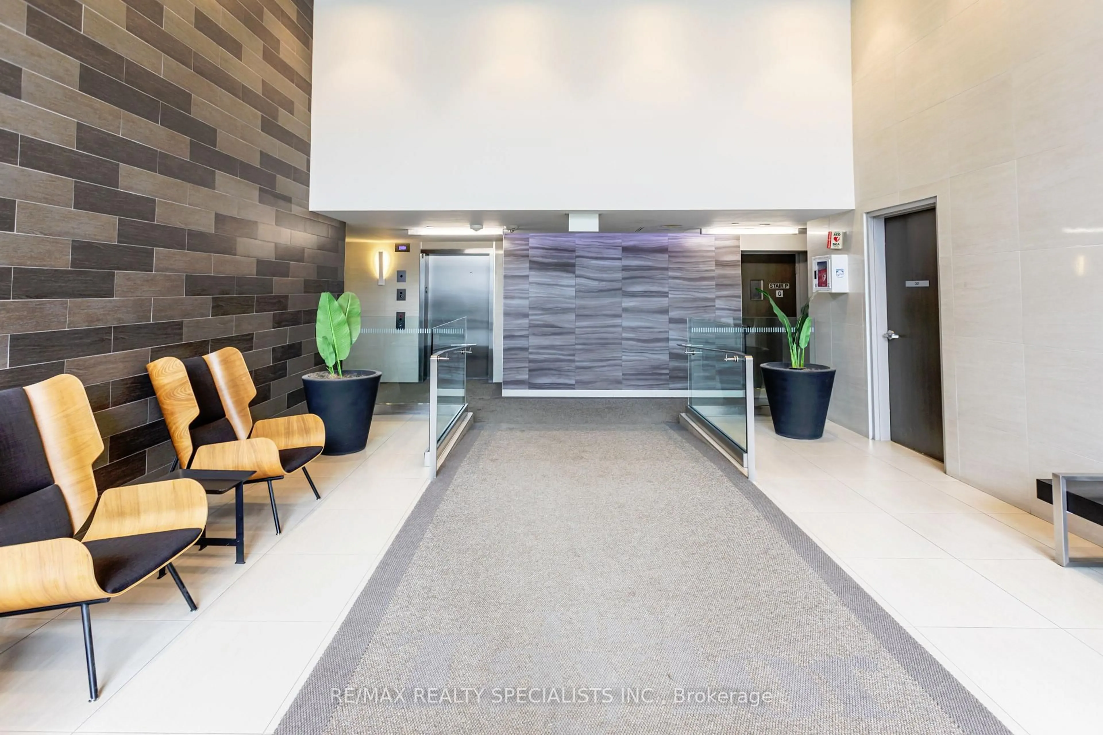 Indoor foyer for 1238 Dundas St #312, Toronto Ontario M4M 1S3