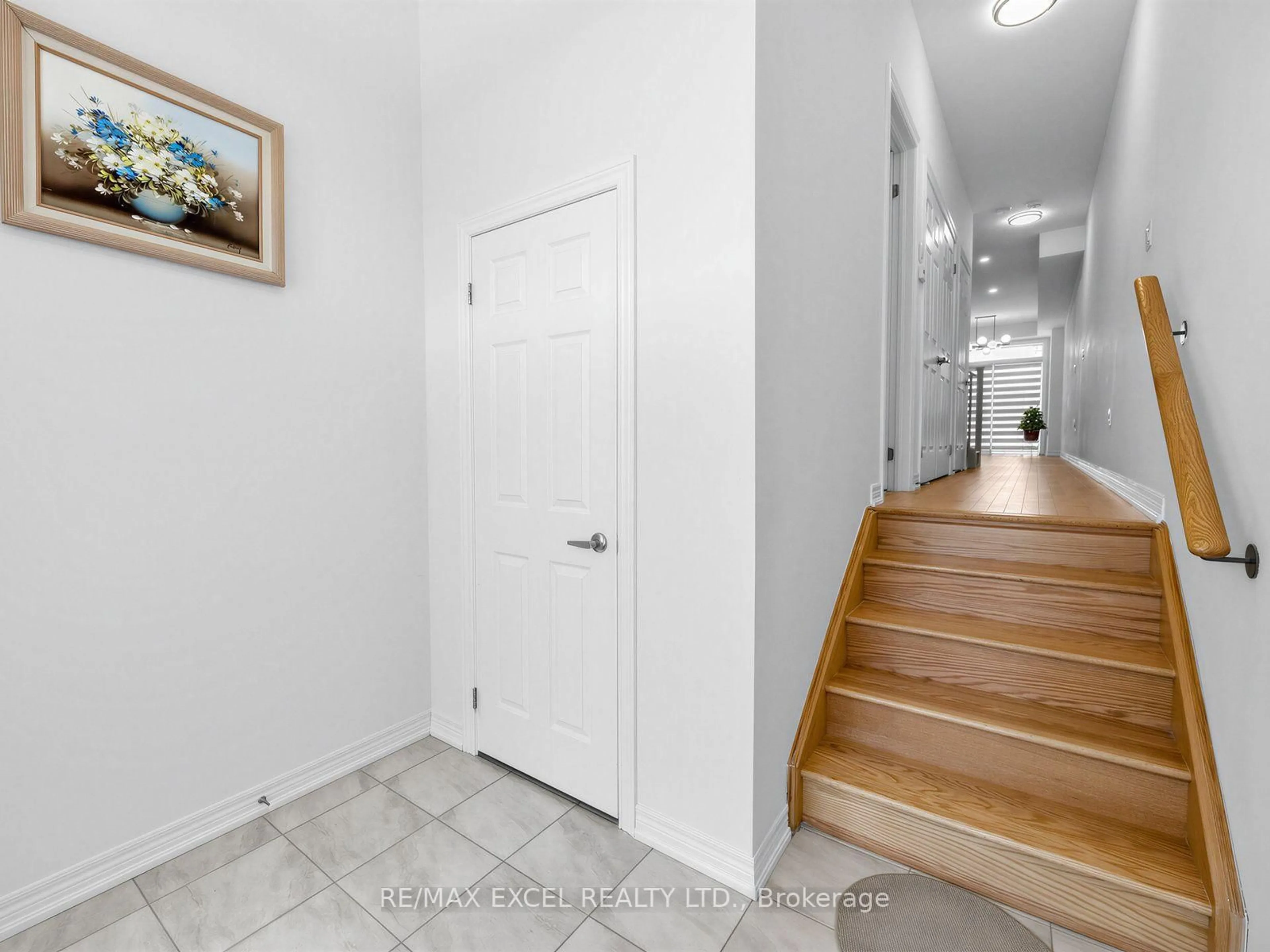 Indoor entryway for 966 CORMORANT Path, Pickering Ontario L1X 0P5