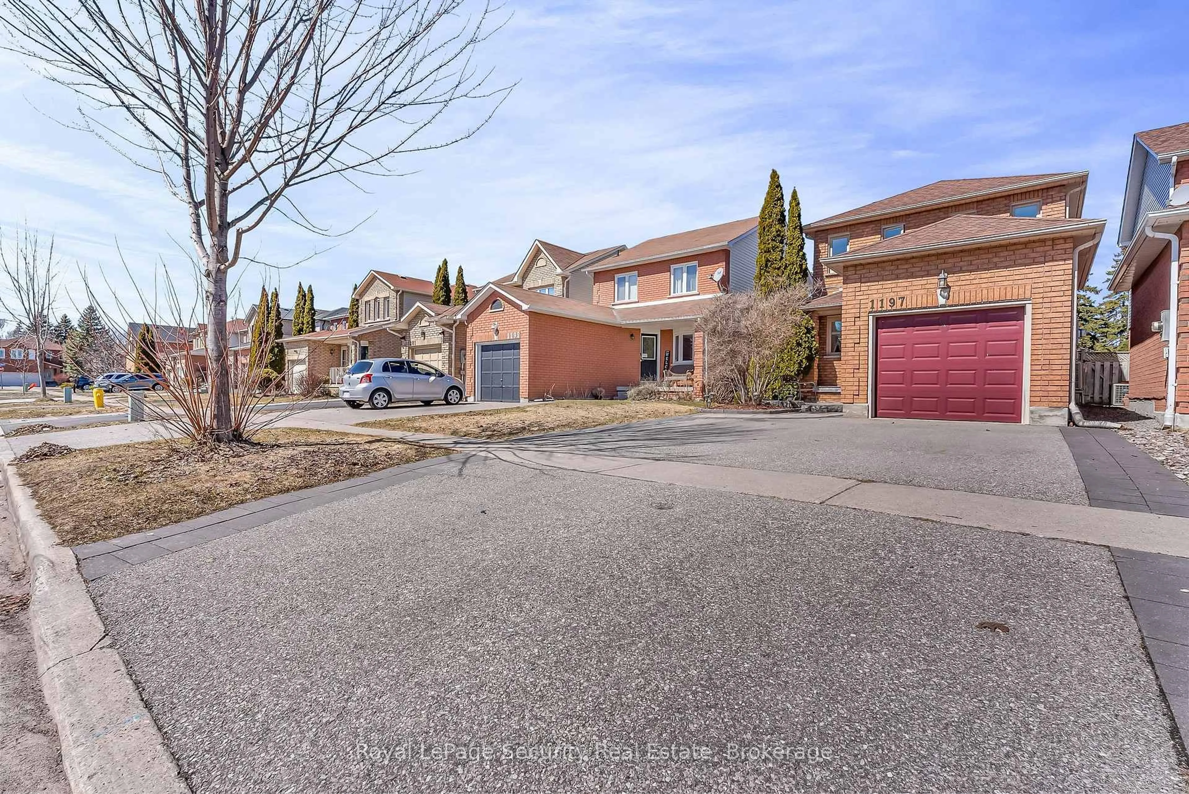 A pic from outside/outdoor area/front of a property/back of a property/a pic from drone, street for 1197 Beaver Valley Cres, Oshawa Ontario L1J 8N1