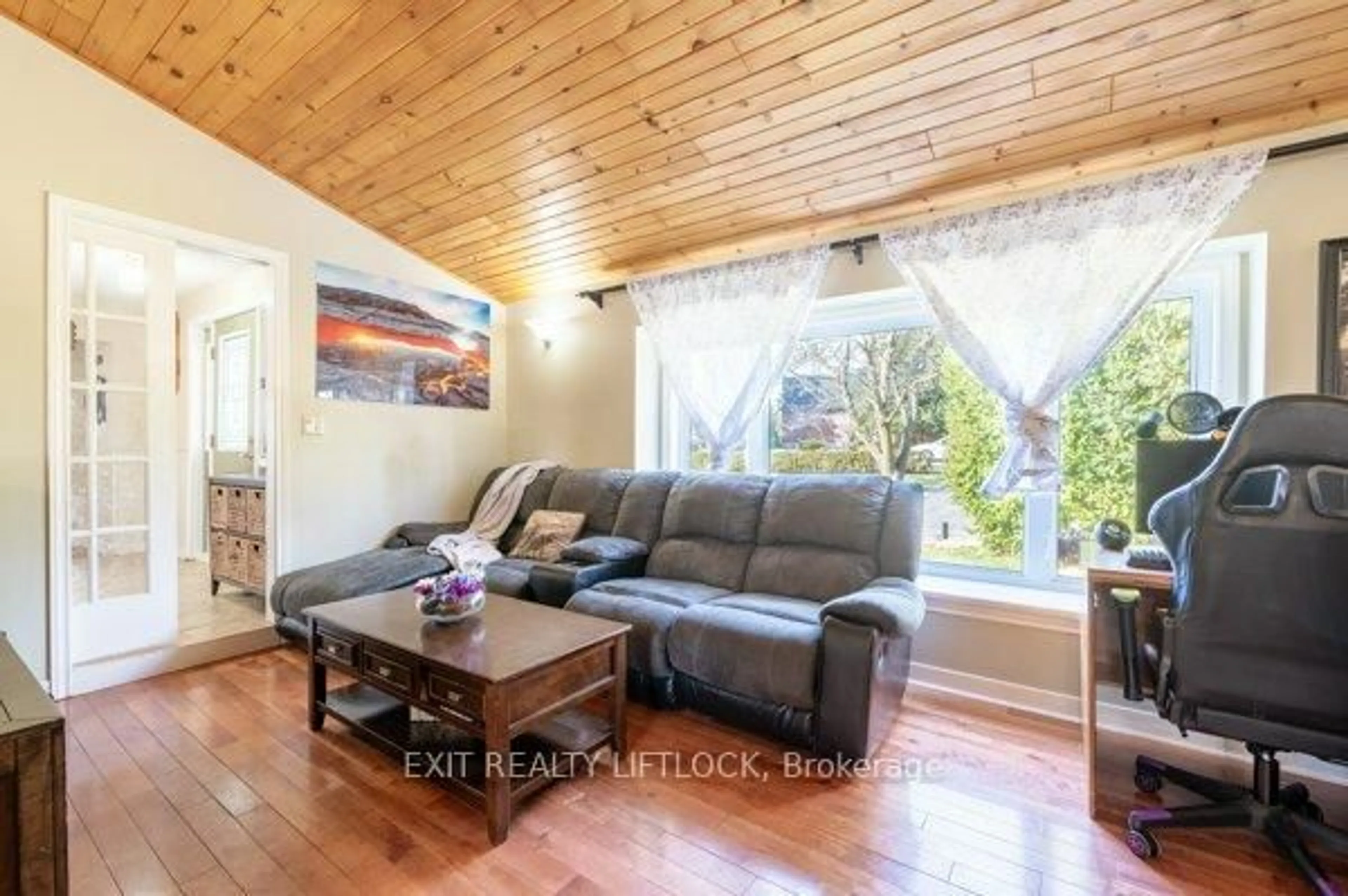 Living room with furniture, wood/laminate floor for 71 High St, Clarington Ontario L1C 3B2