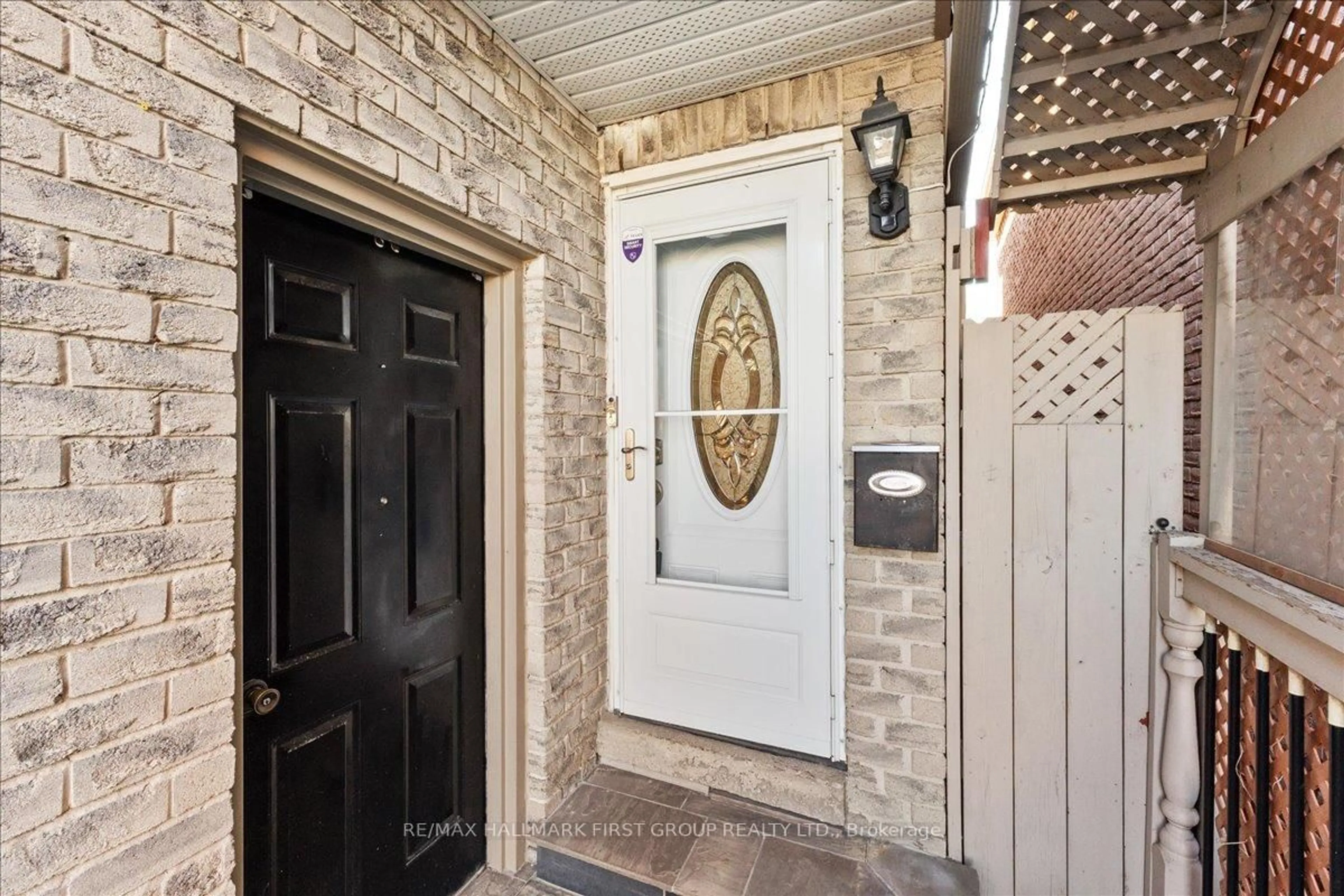 Indoor entryway for 780 Hampton Crt, Pickering Ontario L1W 3M3
