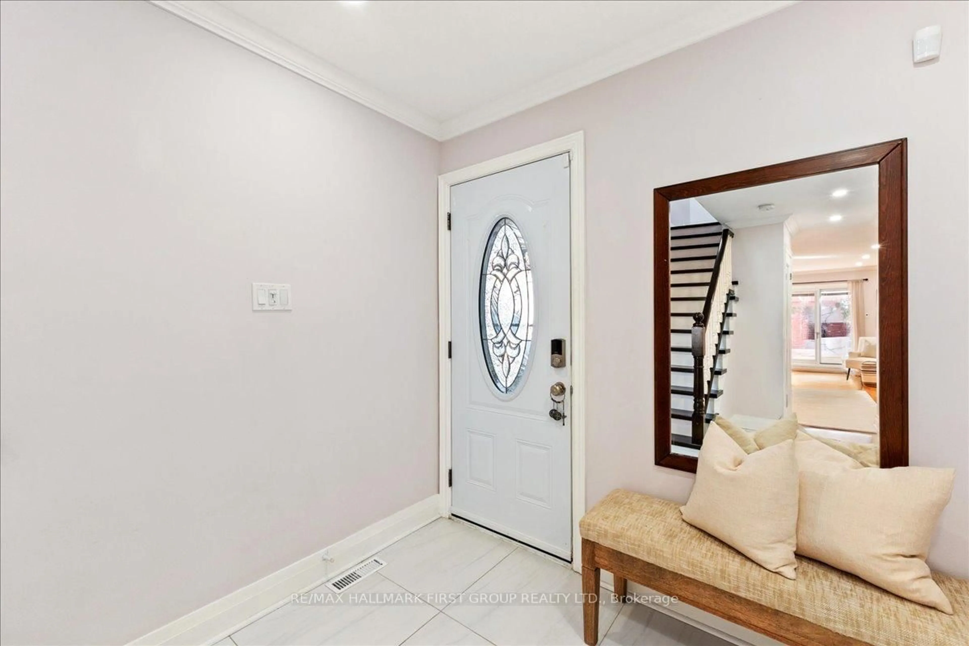 Indoor entryway for 780 Hampton Crt, Pickering Ontario L1W 3M3