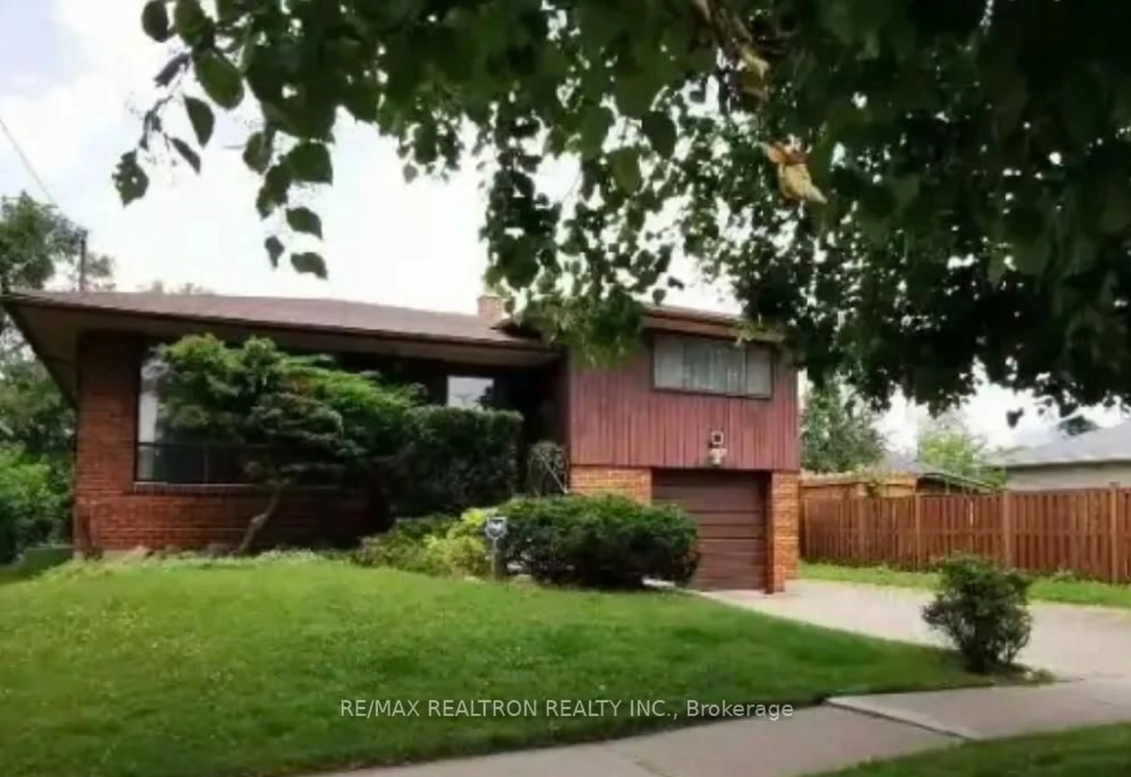 Home with brick exterior material, street for 39 Earlton Rd, Toronto Ontario M1T 2R4