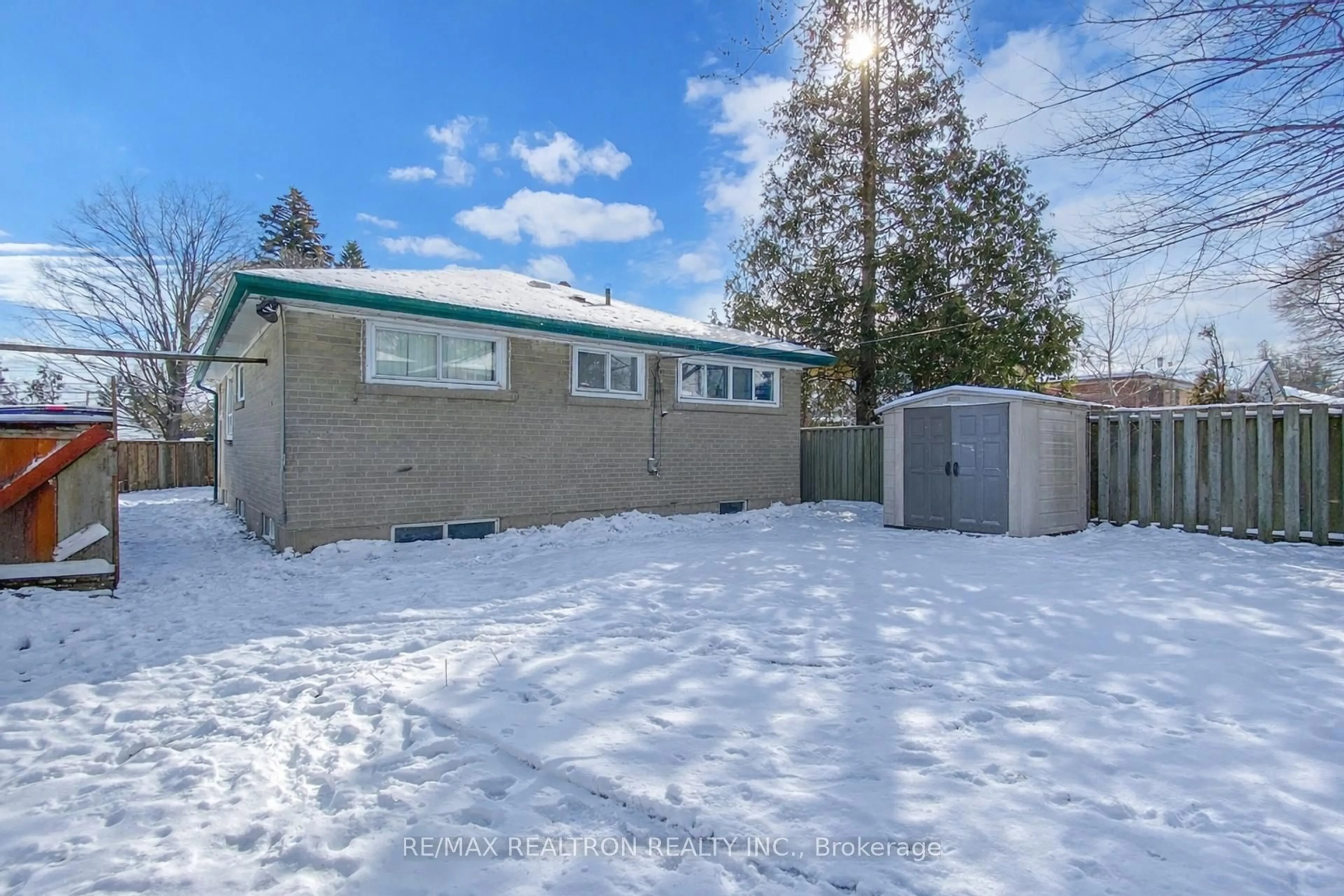 A pic from outside/outdoor area/front of a property/back of a property/a pic from drone, street for 132 Porchester Dr, Toronto Ontario M1J 2R7