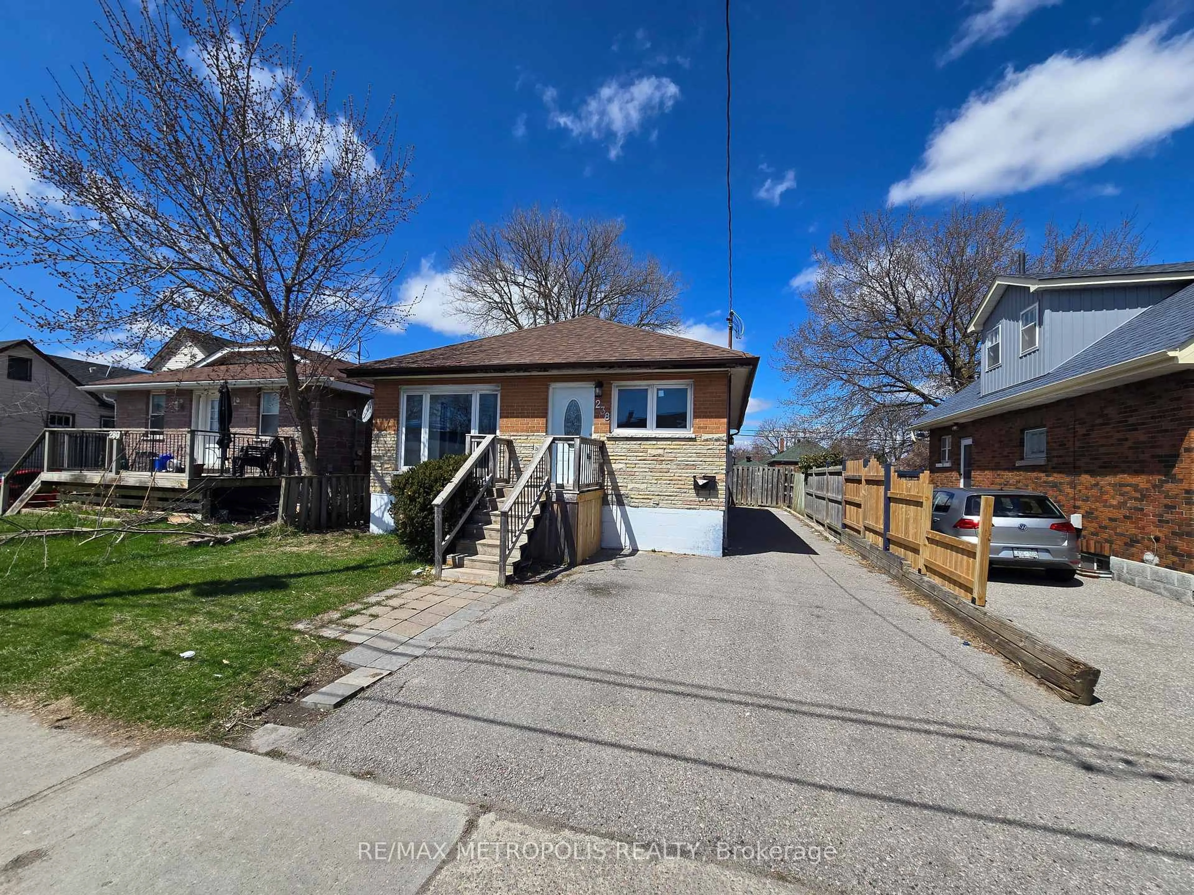 A pic from outside/outdoor area/front of a property/back of a property/a pic from drone, street for 238 Toronto Ave, Oshawa Ontario L1H 3C1