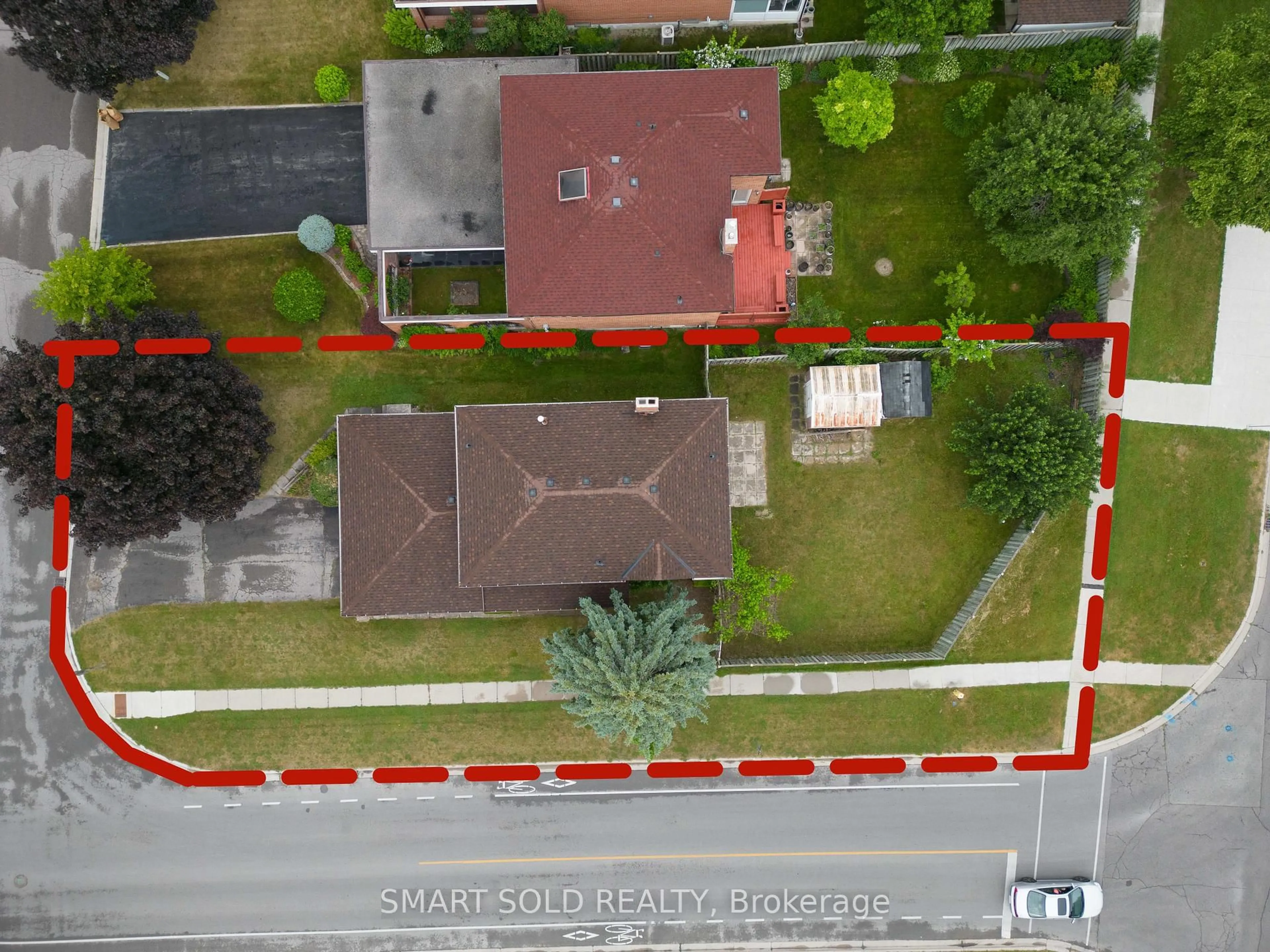 A pic from outside/outdoor area/front of a property/back of a property/a pic from drone, street for 217 Waverly St, Oshawa Ontario L1J 7C7