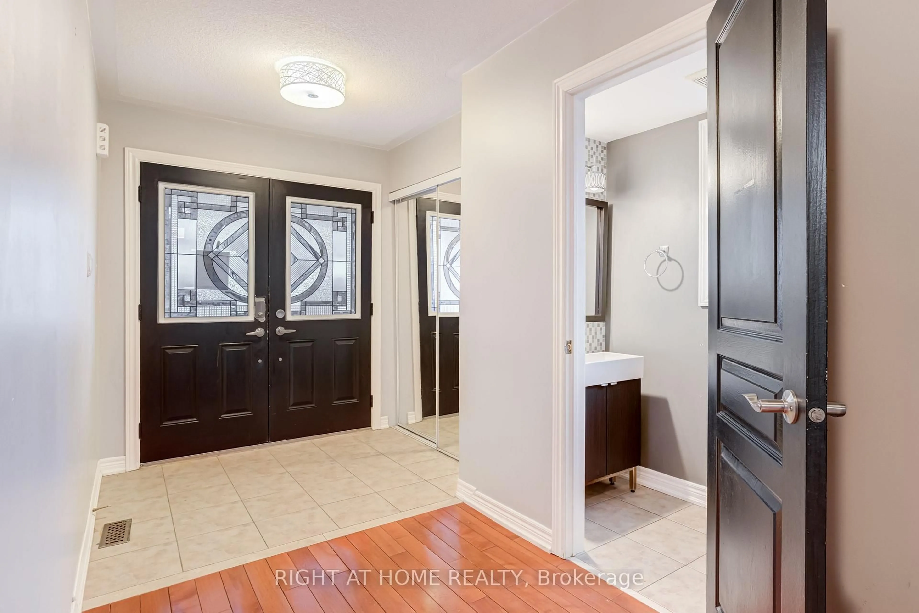 Indoor entryway for 4 Whitefoot Cres, Ajax Ontario L1Z 2E5