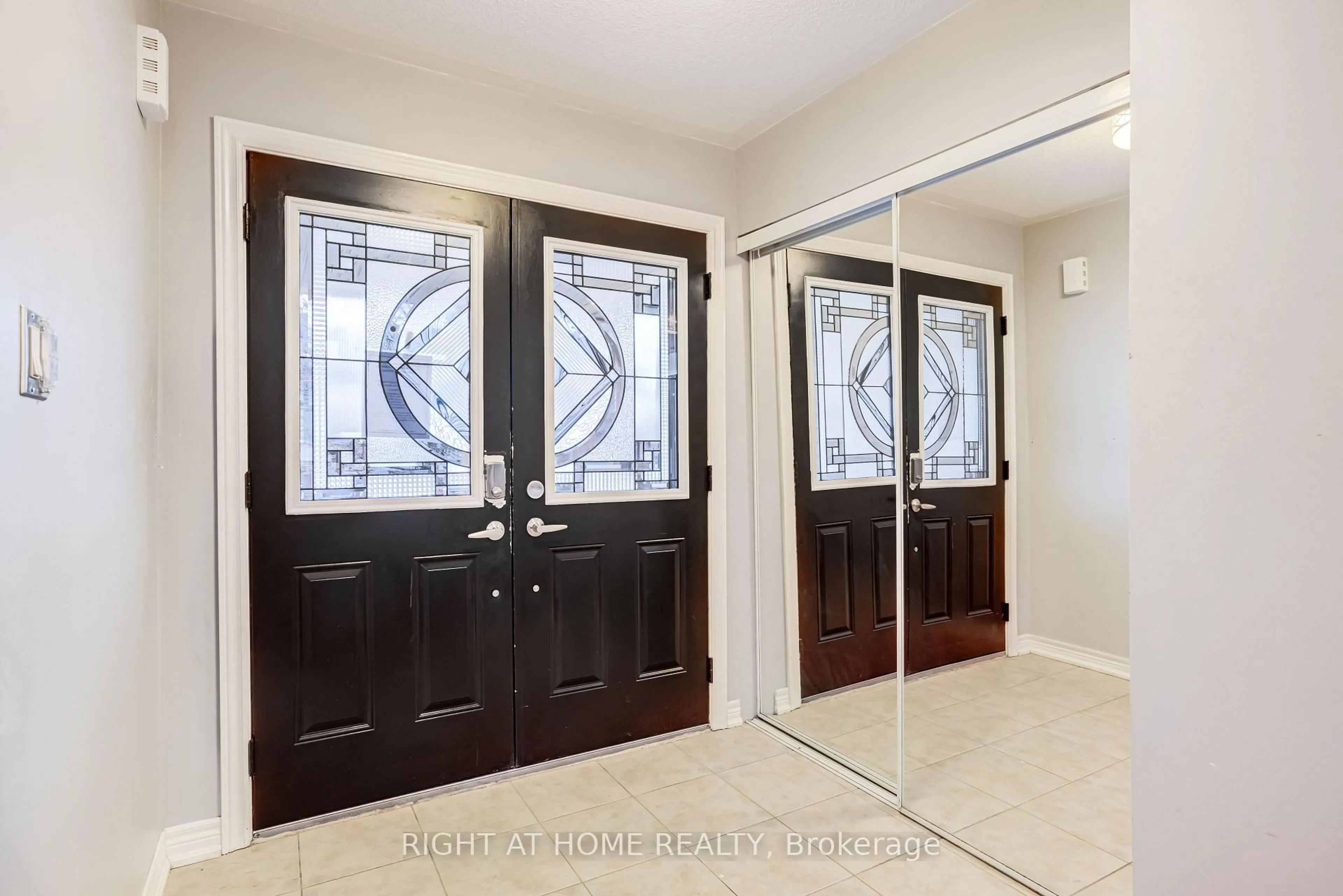 Indoor entryway for 4 Whitefoot Cres, Ajax Ontario L1Z 2E5