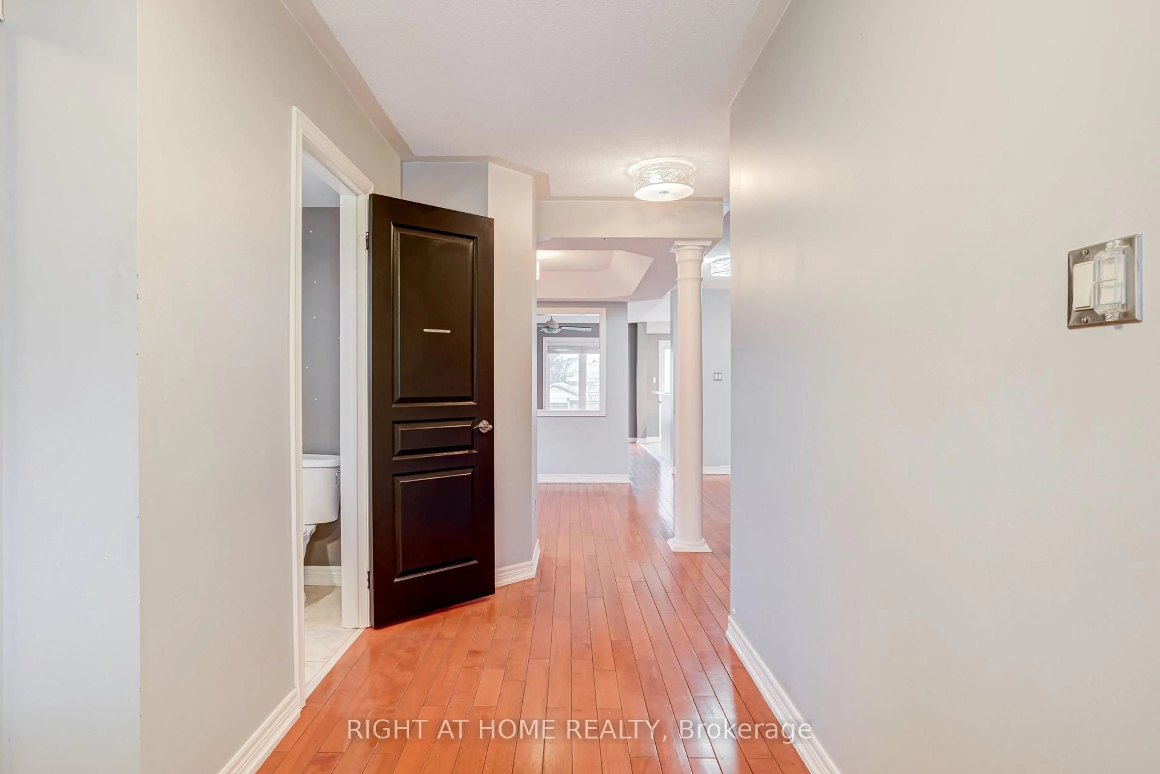 Indoor entryway for 4 Whitefoot Cres, Ajax Ontario L1Z 2E5