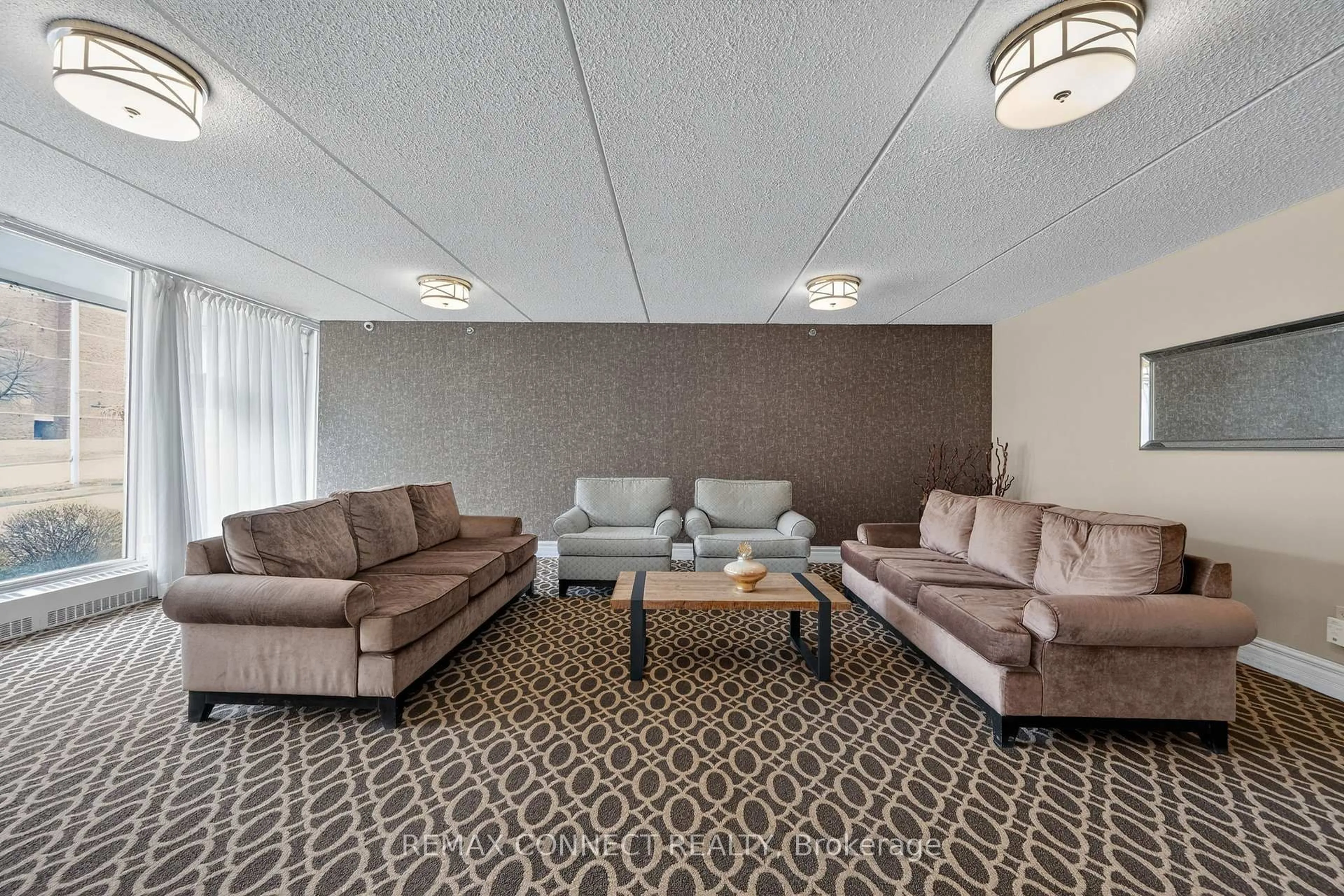 Living room with furniture, carpet floor for 2 Glamorgan Ave #910, Toronto Ontario M1P 2M8