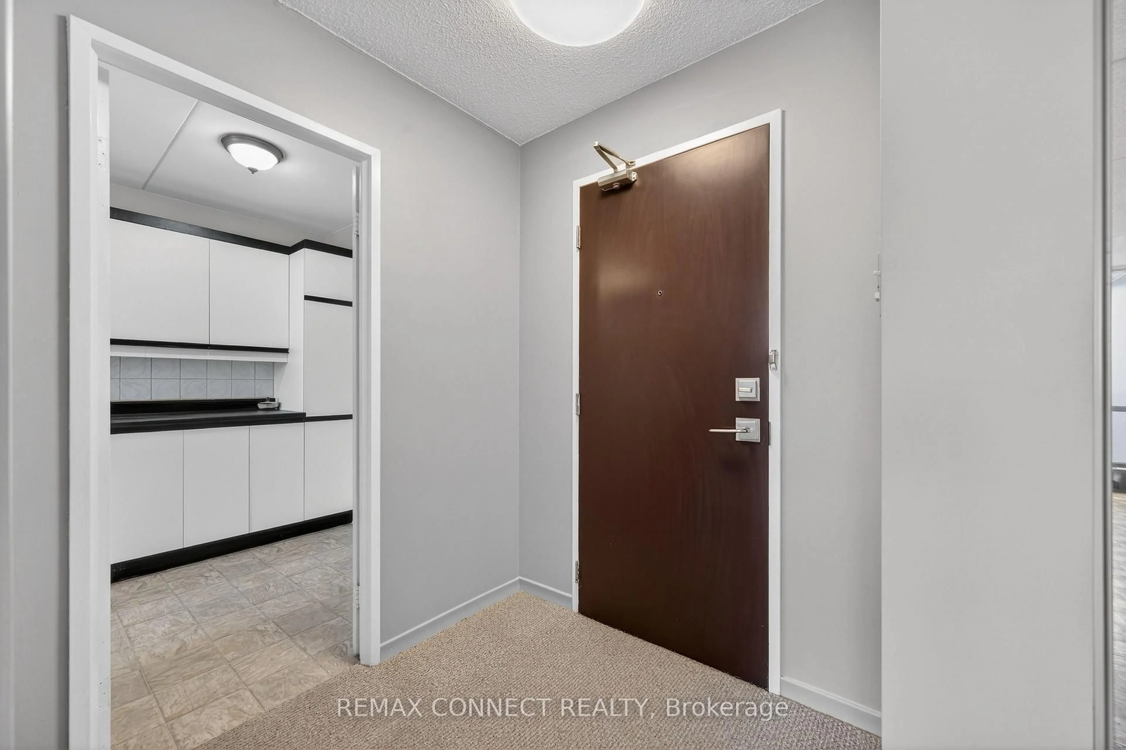 Indoor entryway for 2 Glamorgan Ave #910, Toronto Ontario M1P 2M8