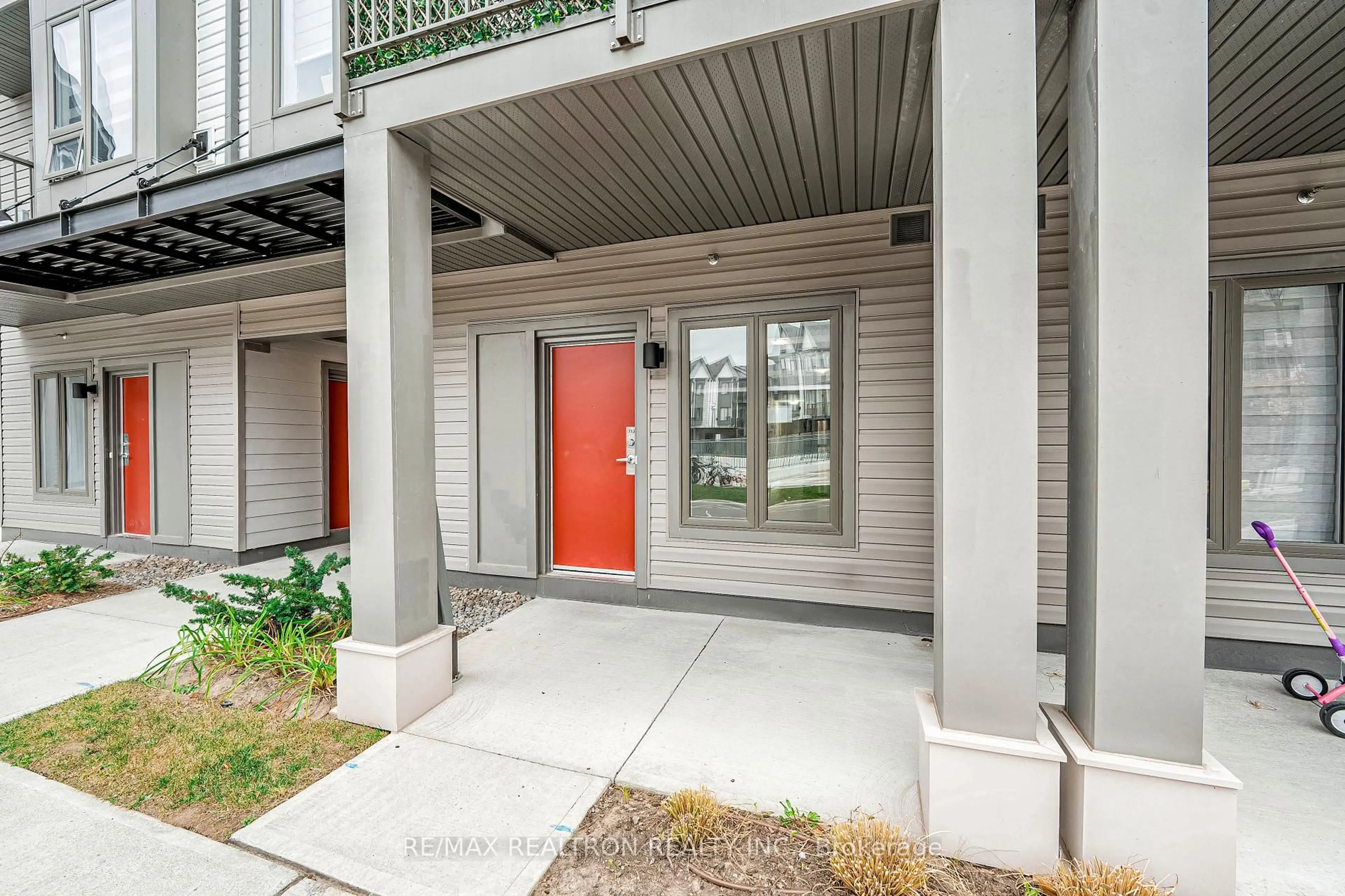 Indoor entryway for 2635 William Jackson Dr #415, Pickering Ontario L1X 0L4