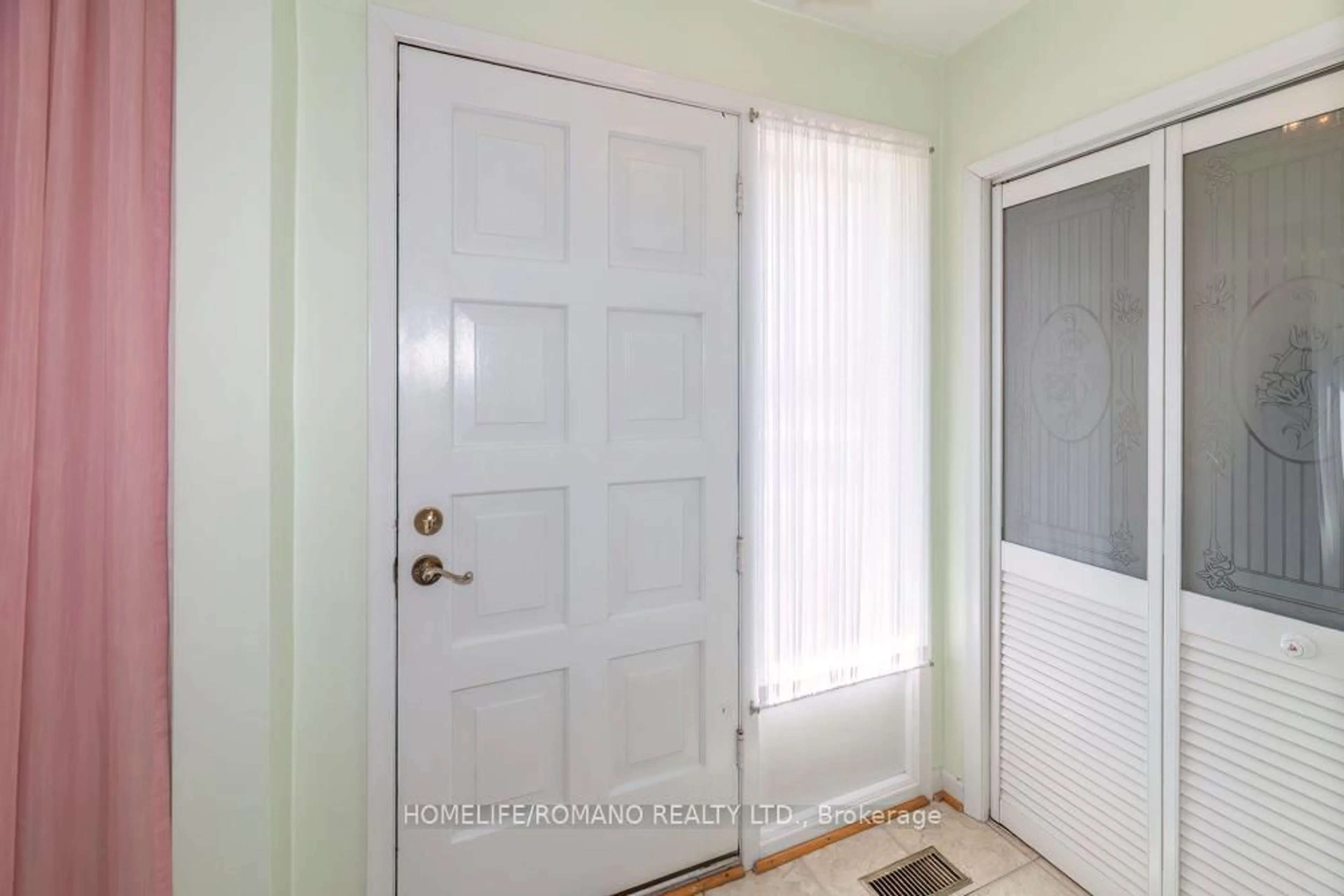 Indoor entryway for 24 Densgrove Rd, Toronto Ontario M1G 2A1