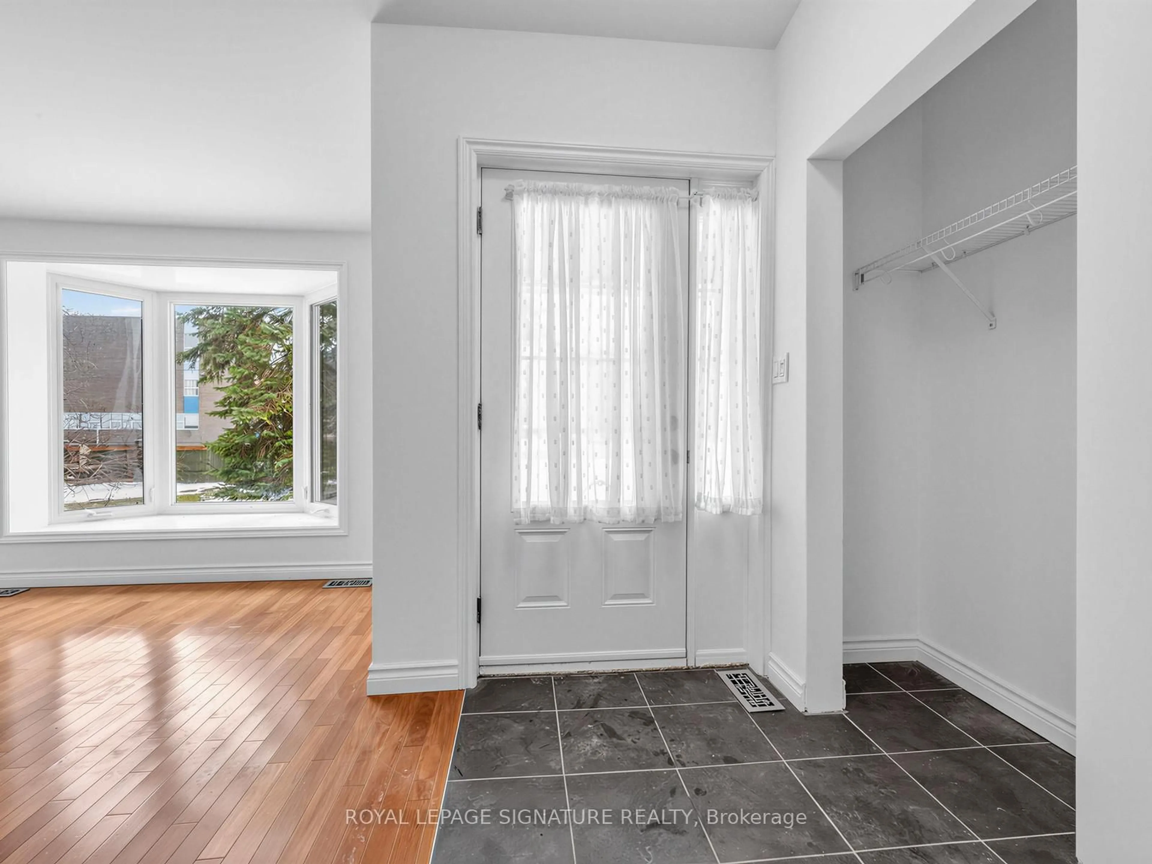 Indoor entryway for 284 Guildwood Pkwy, Toronto Ontario M1E 1P9