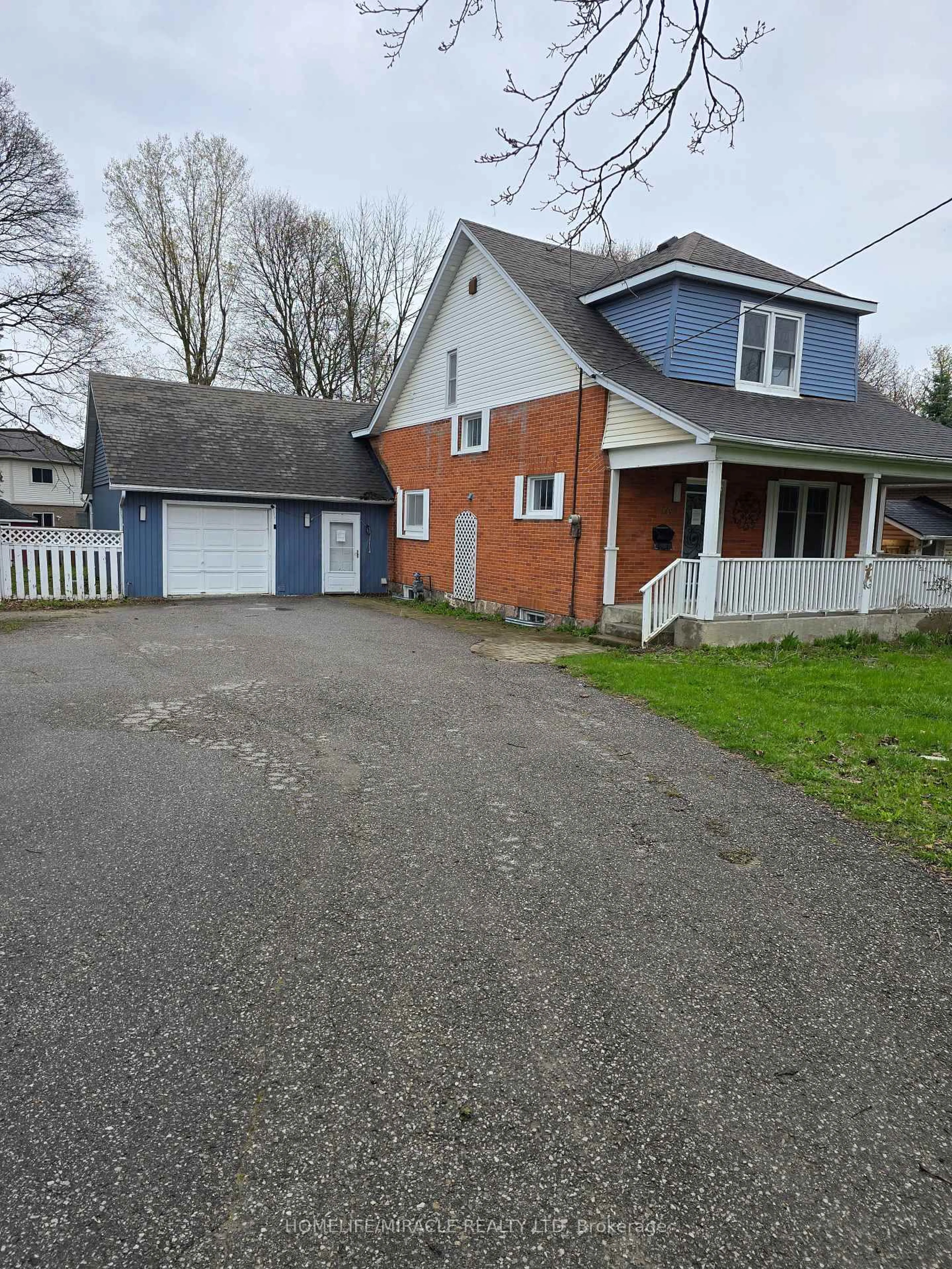 A pic from outside/outdoor area/front of a property/back of a property/a pic from drone, street for 83 Liberty St, Clarington Ontario L1C 2L8