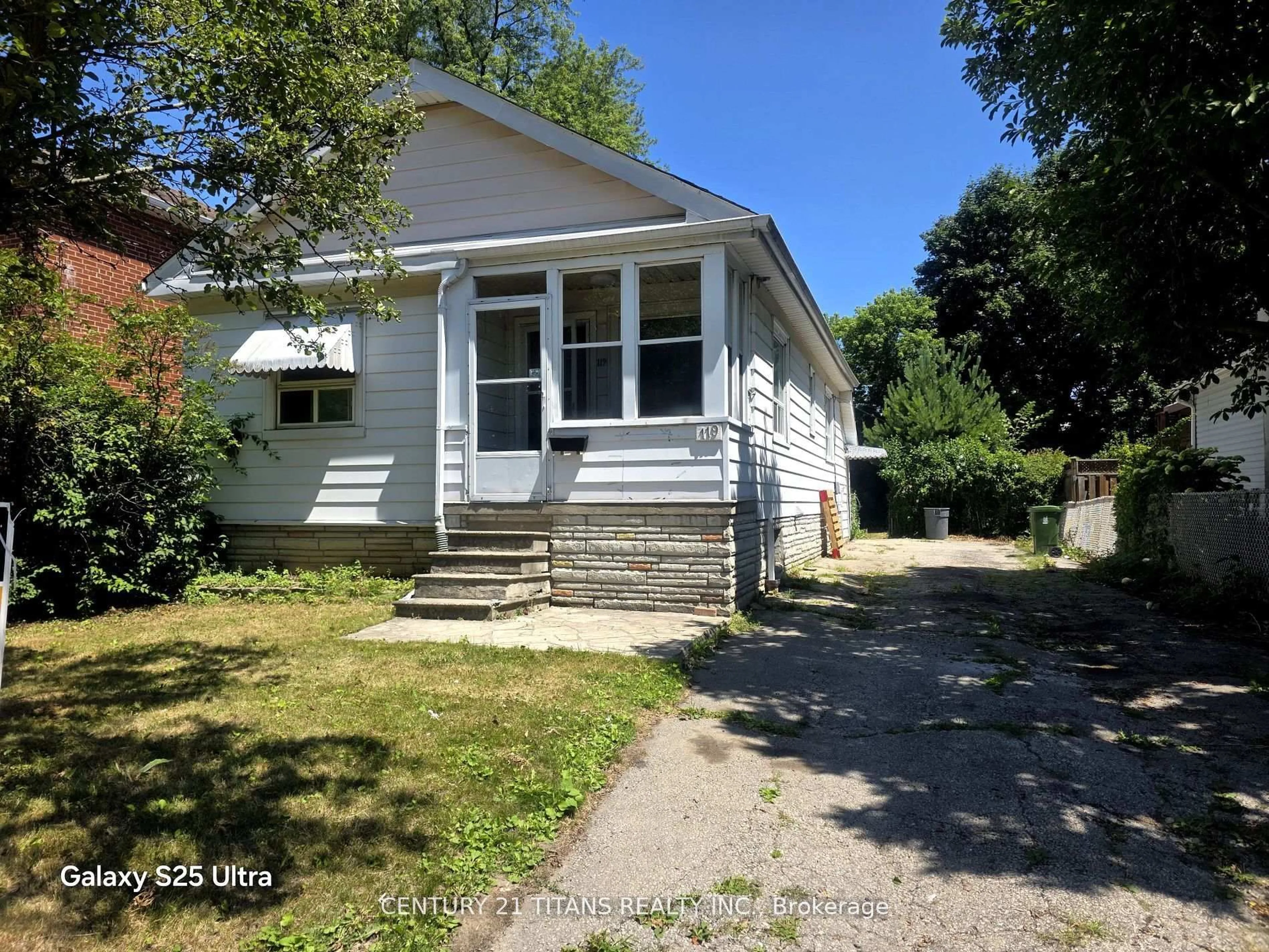 A pic from outside/outdoor area/front of a property/back of a property/a pic from drone, street for 119 Heale Ave, Toronto Ontario M1N 3Y2
