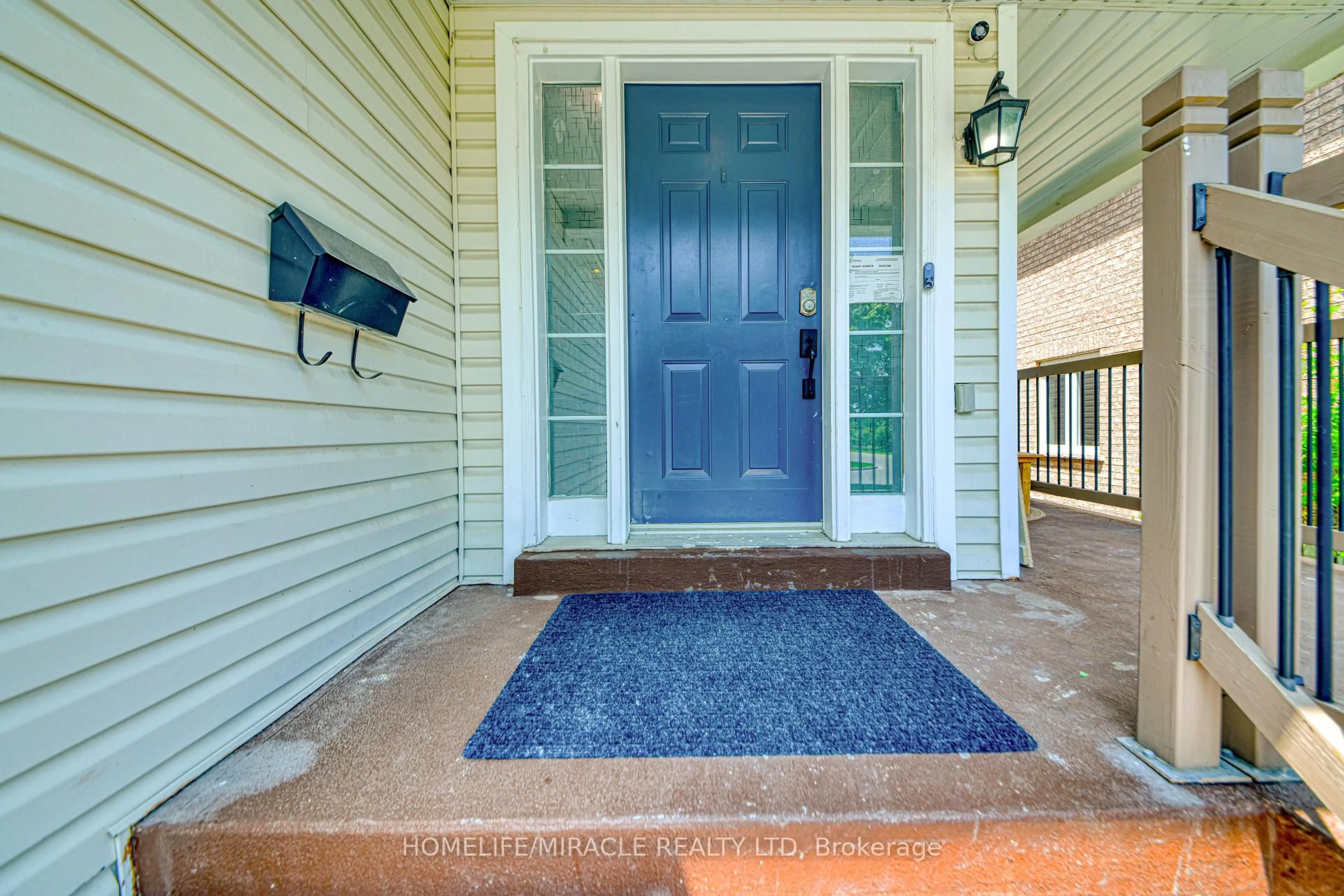 Indoor entryway for 1350 Aldergrove Dr, Oshawa Ontario L1K 2Y6