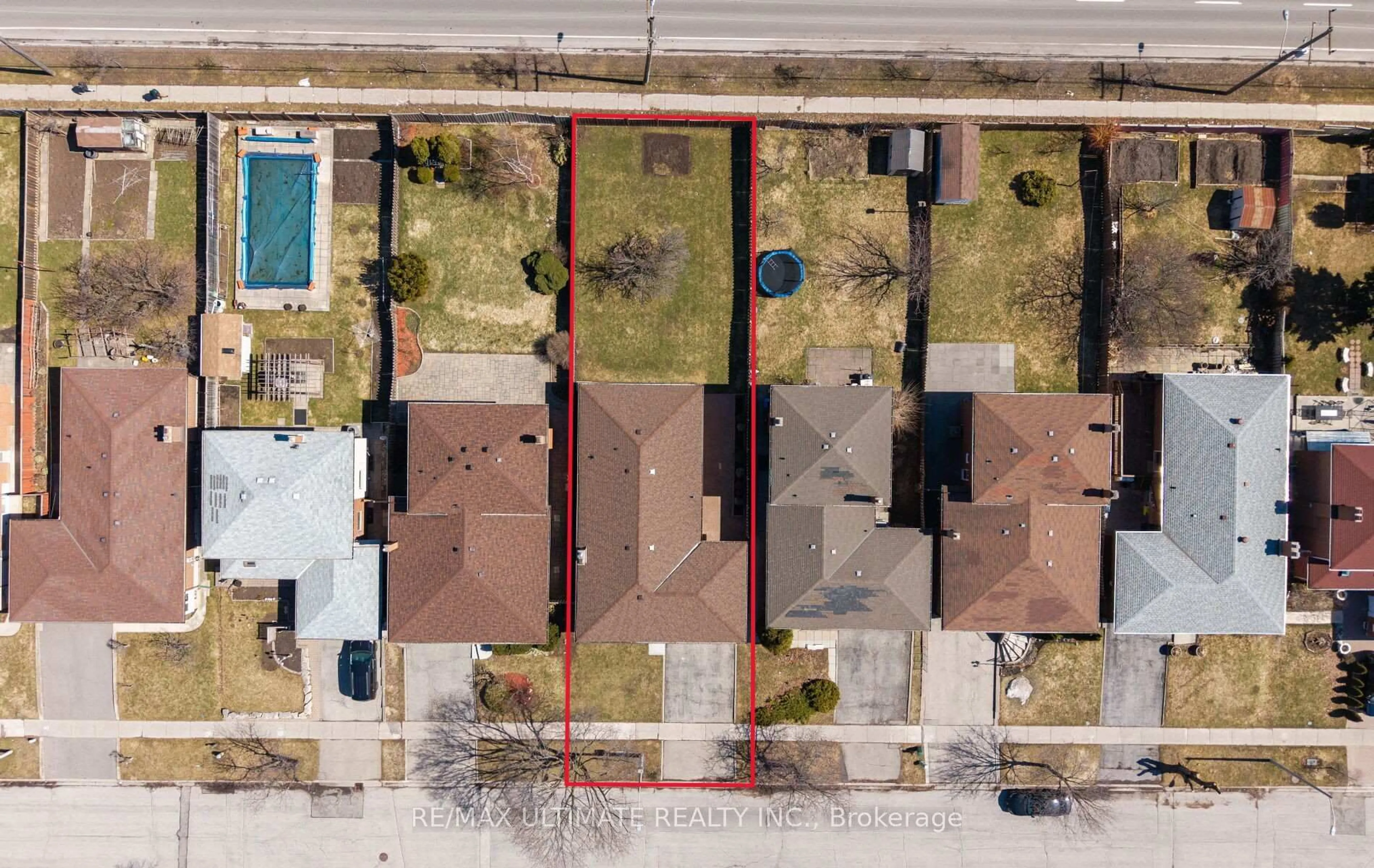 A pic from outside/outdoor area/front of a property/back of a property/a pic from drone, street for 37 Brantford Dr, Toronto Ontario M1W 1E2