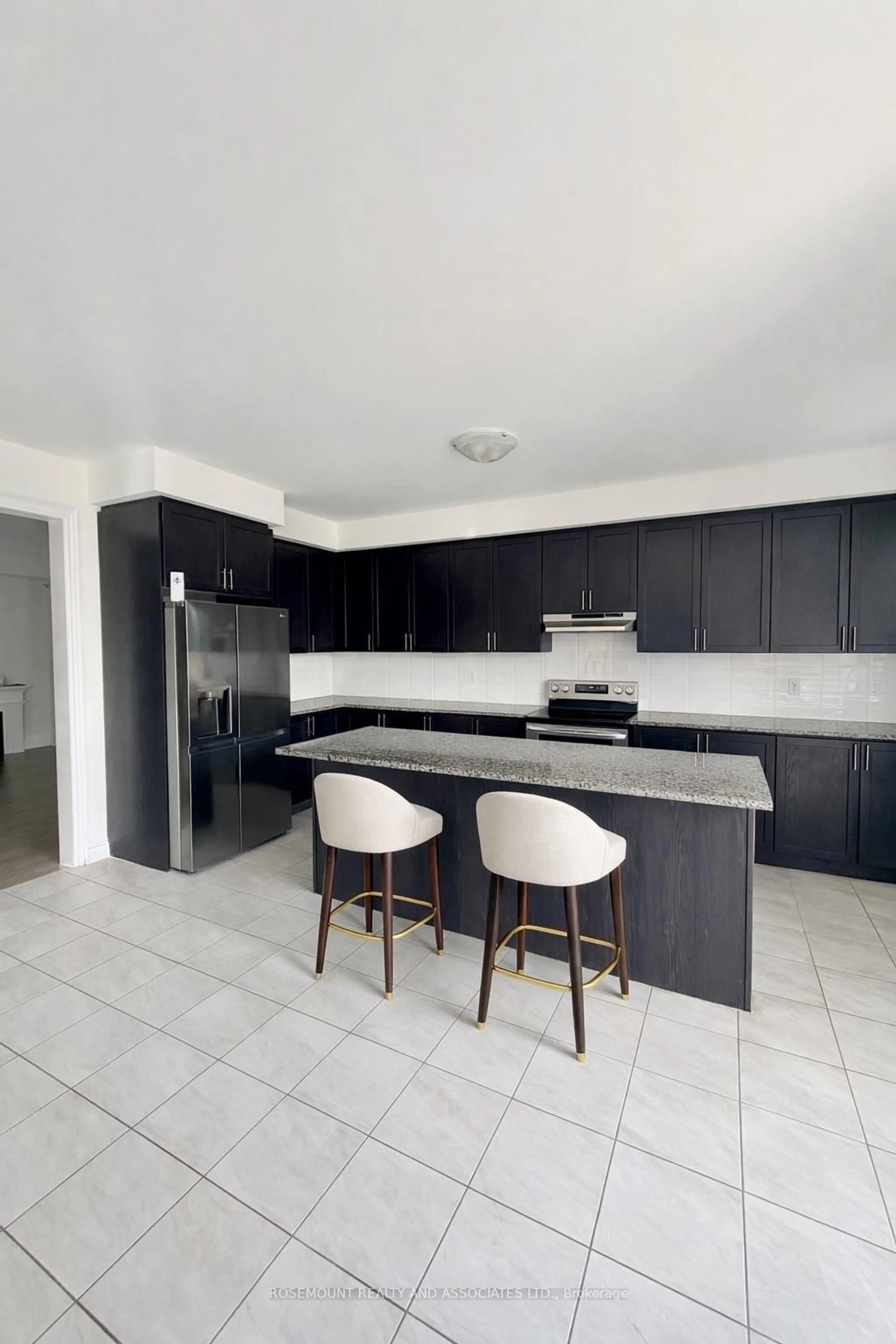 Open concept kitchen, ceramic/tile floor for 93 Wamsley Cres, Clarington Ontario L1B 1G9