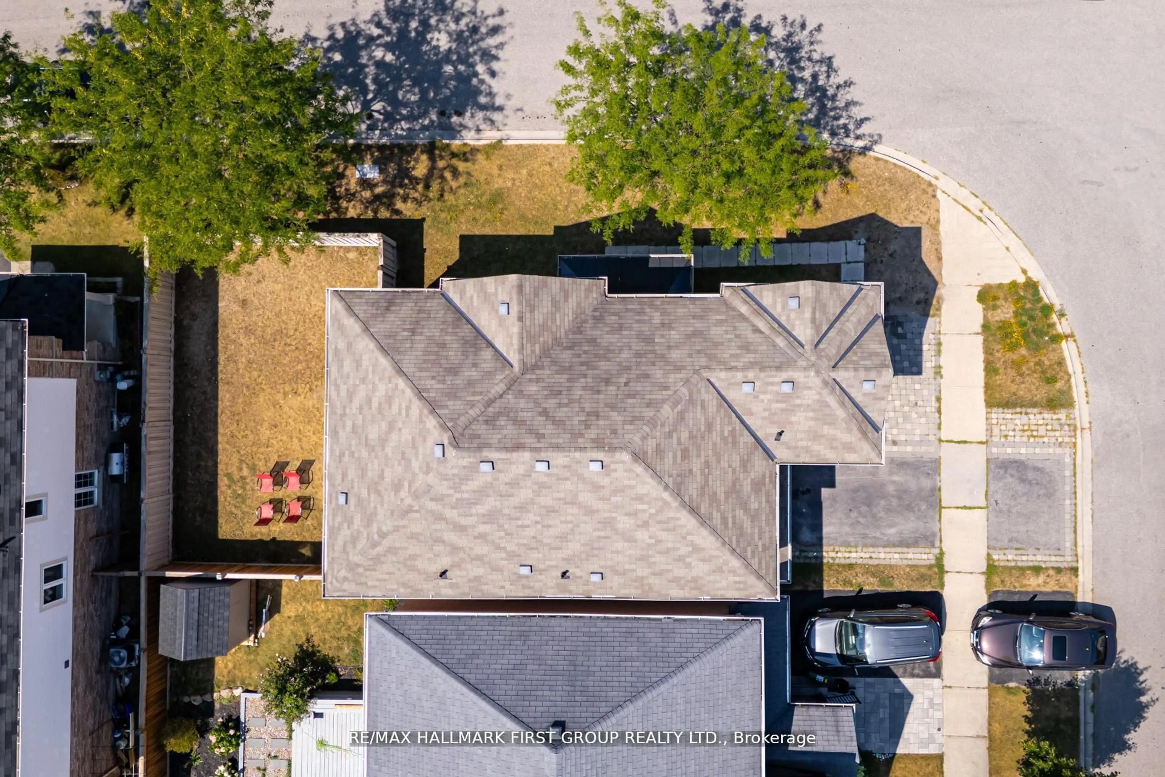 A pic from outside/outdoor area/front of a property/back of a property/a pic from drone, street for 35 Elliottglen Dr, Ajax Ontario L1Z 0H1