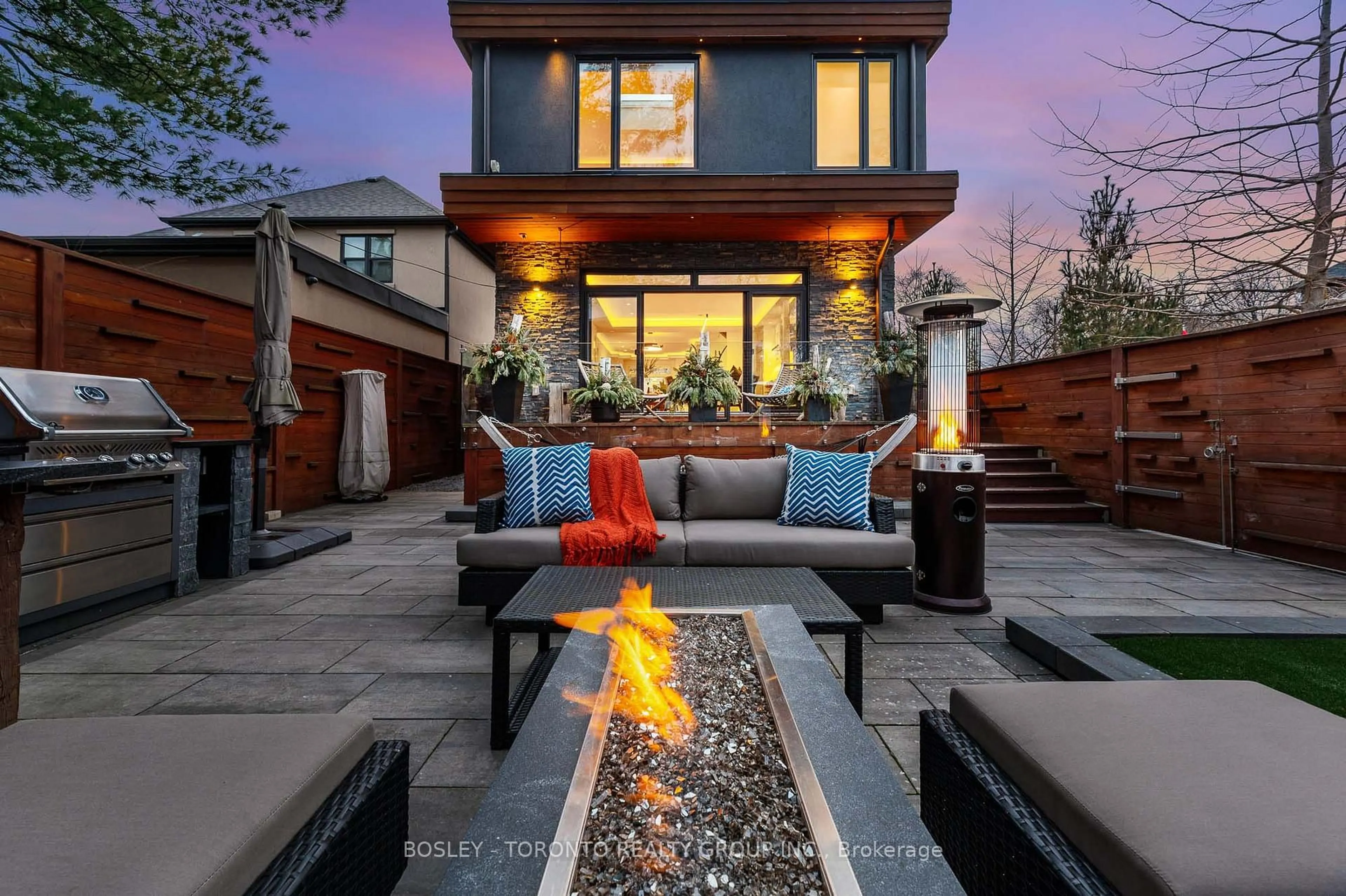 Patio, street for 39 Red Deer Ave, Toronto Ontario M1N 2Z1