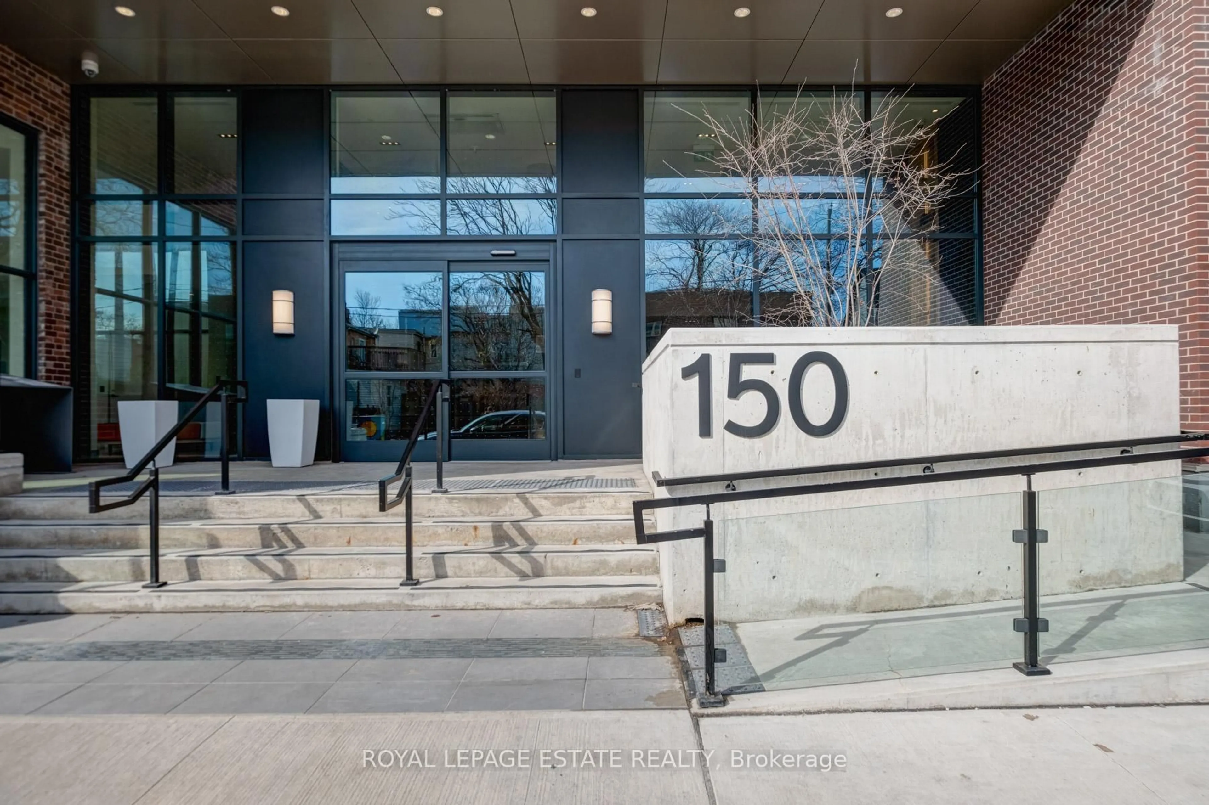 Indoor foyer for 150 Logan Ave #610, Toronto Ontario M4M 0E4