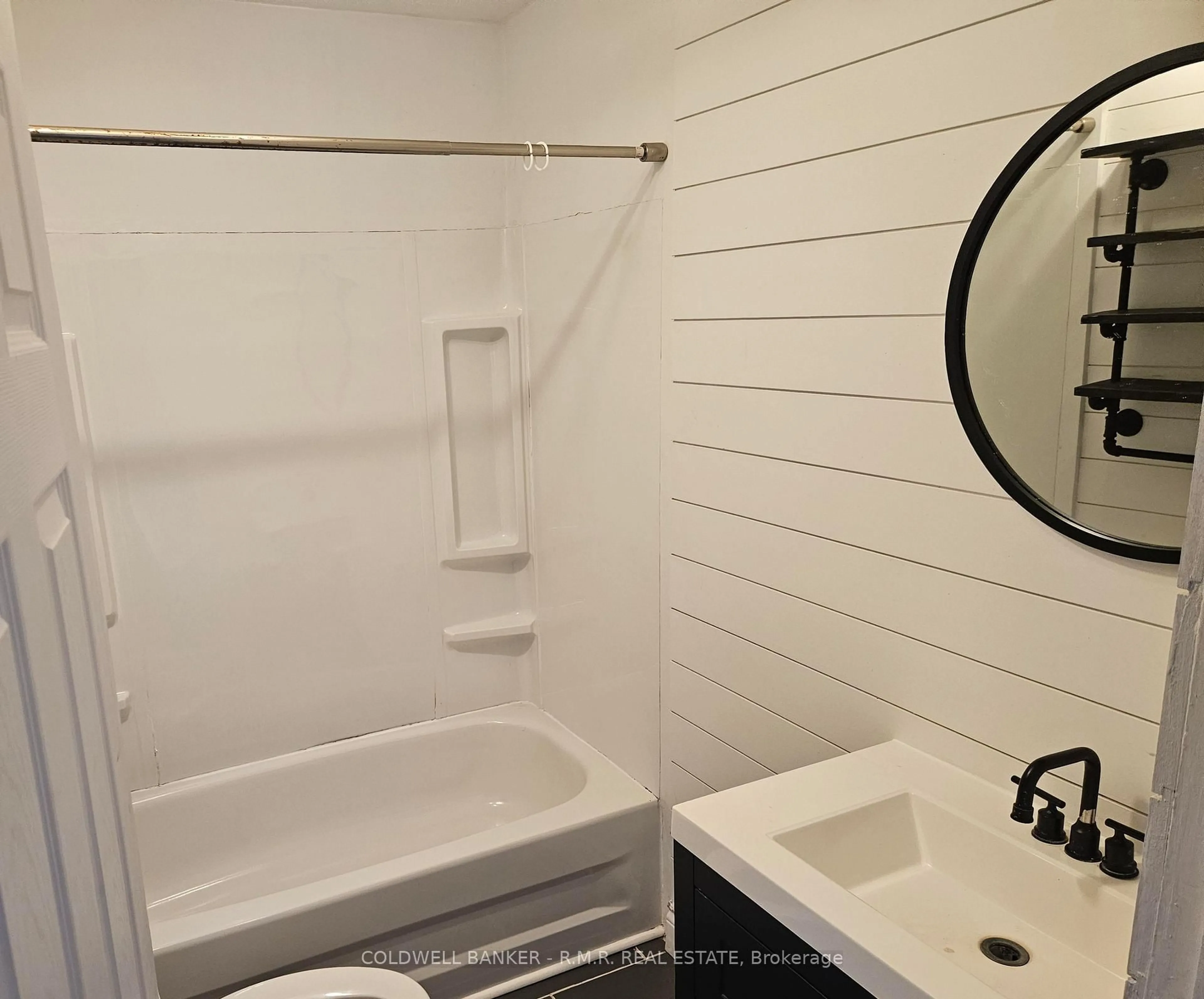 Standard bathroom, ceramic/tile floor for 14 Whiting Ave, Oshawa Ontario L1H 3T3