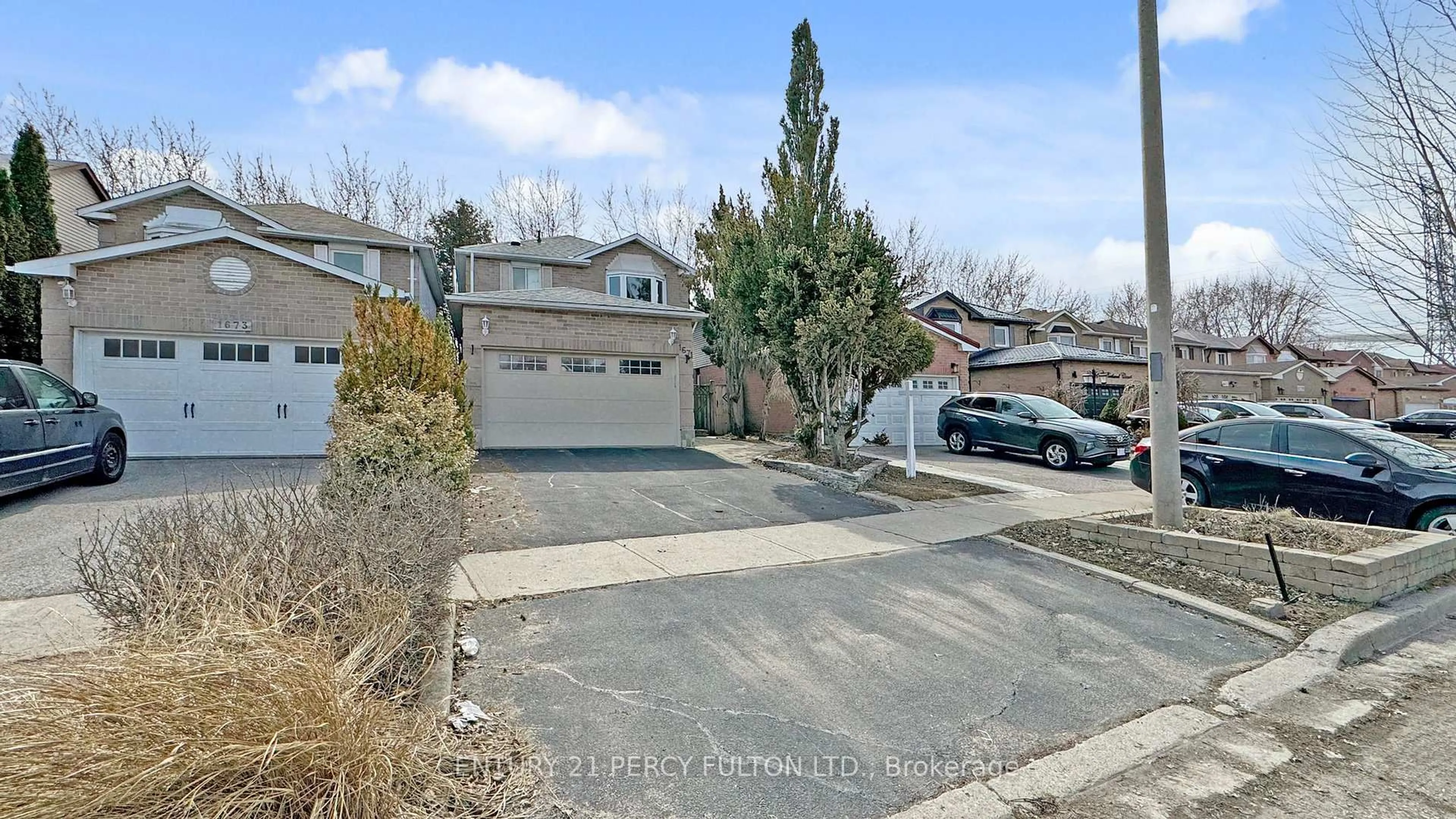 A pic from outside/outdoor area/front of a property/back of a property/a pic from drone, street for 1671 Portland Crt, Pickering Ontario L1V 5L5