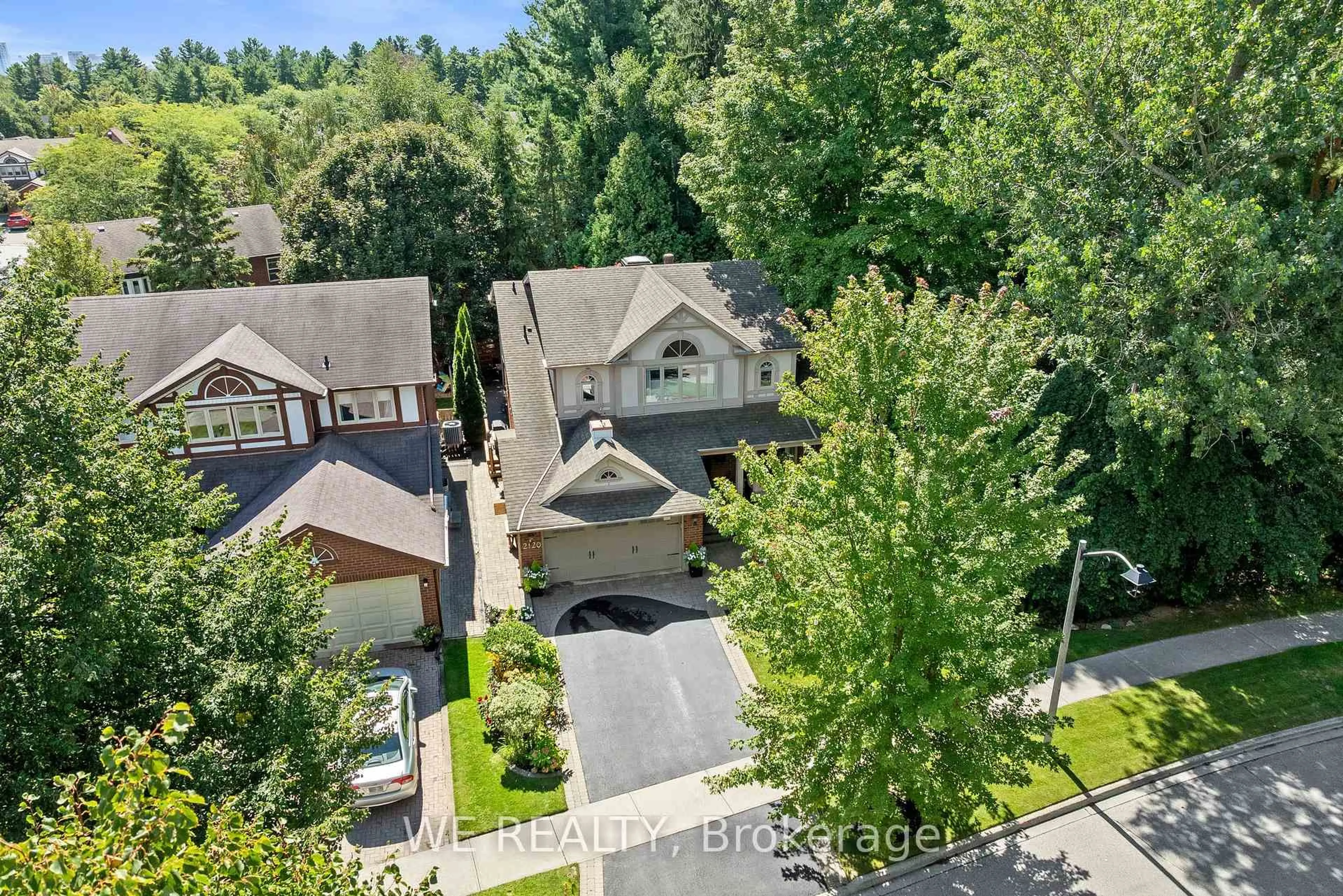 A pic from outside/outdoor area/front of a property/back of a property/a pic from drone, street for 2120 Lynn Heights Dr, Pickering Ontario L1X 2S1