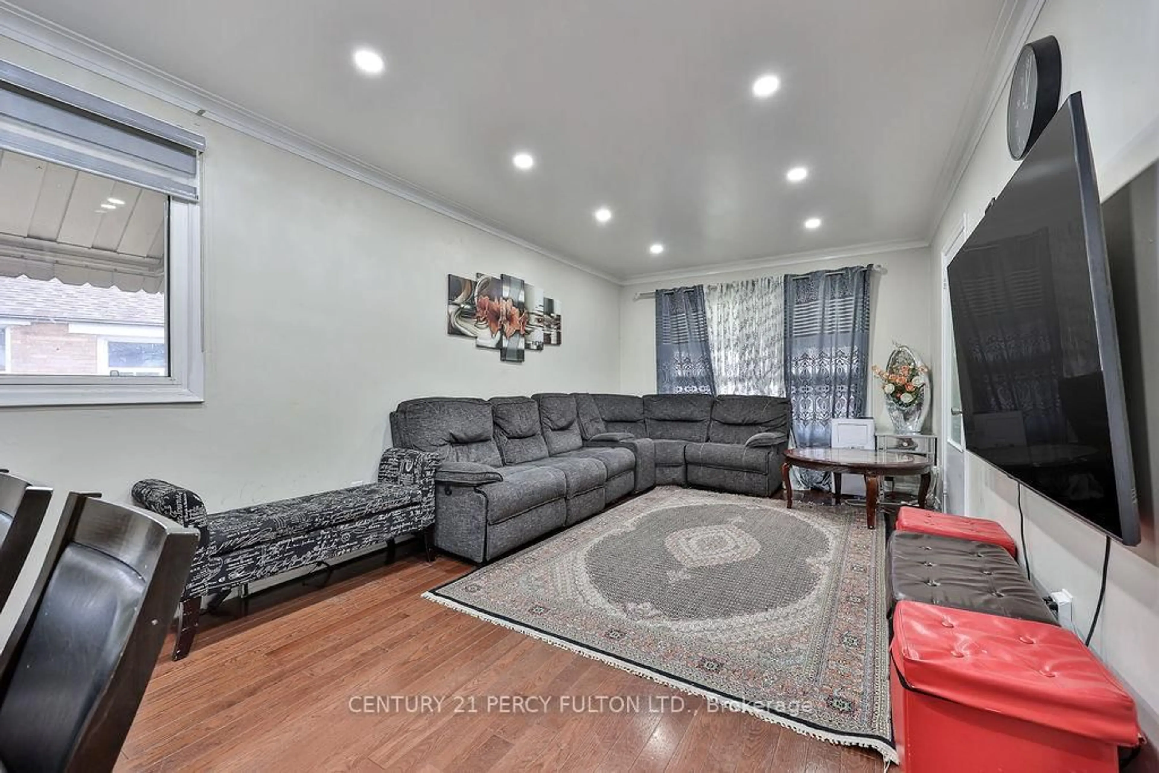Living room with furniture, unknown for 8 Kilpatrick Pl, Toronto Ontario M1R 2A8