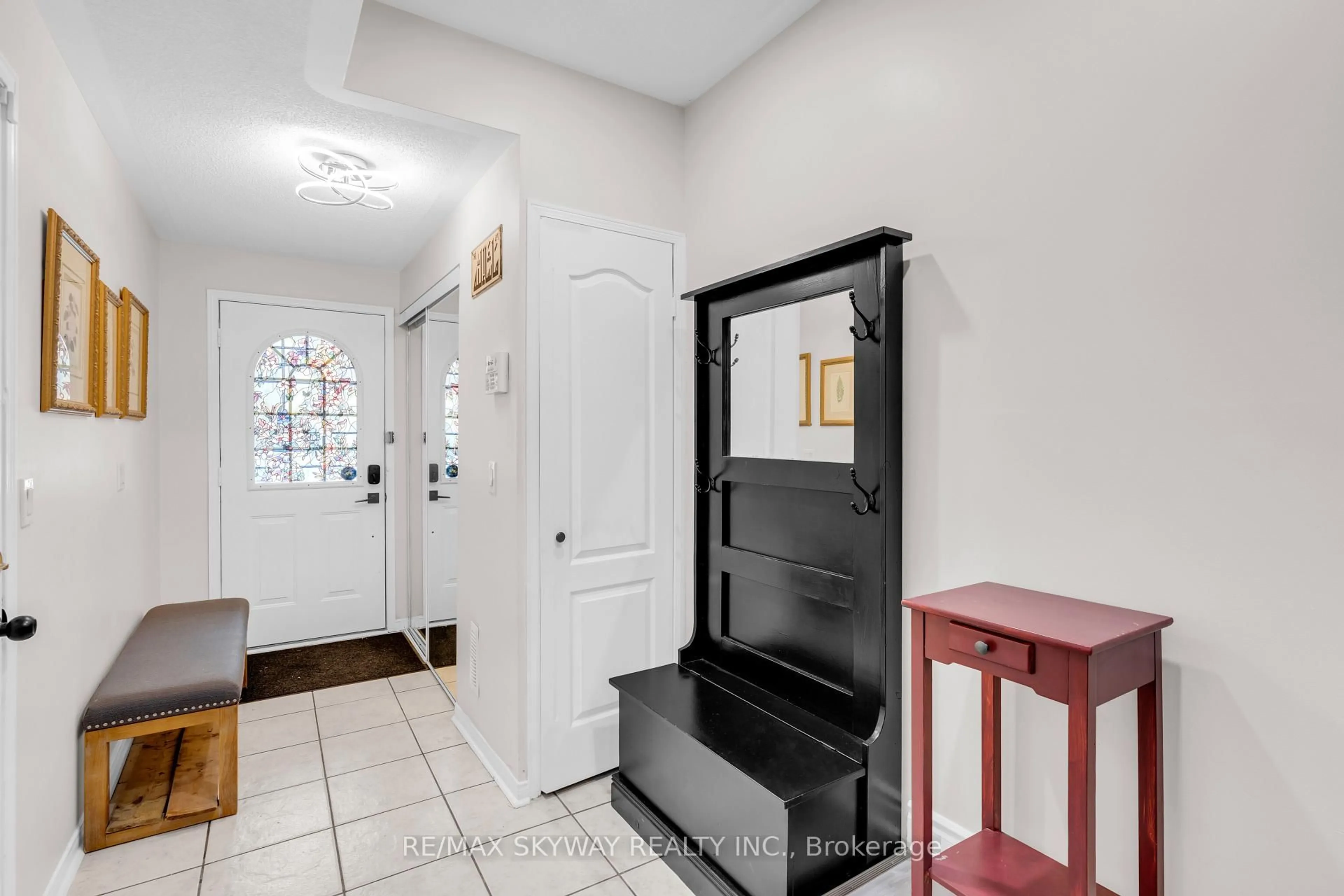 Indoor entryway for 96 Jenkinson Way, Toronto Ontario M1P 5H4