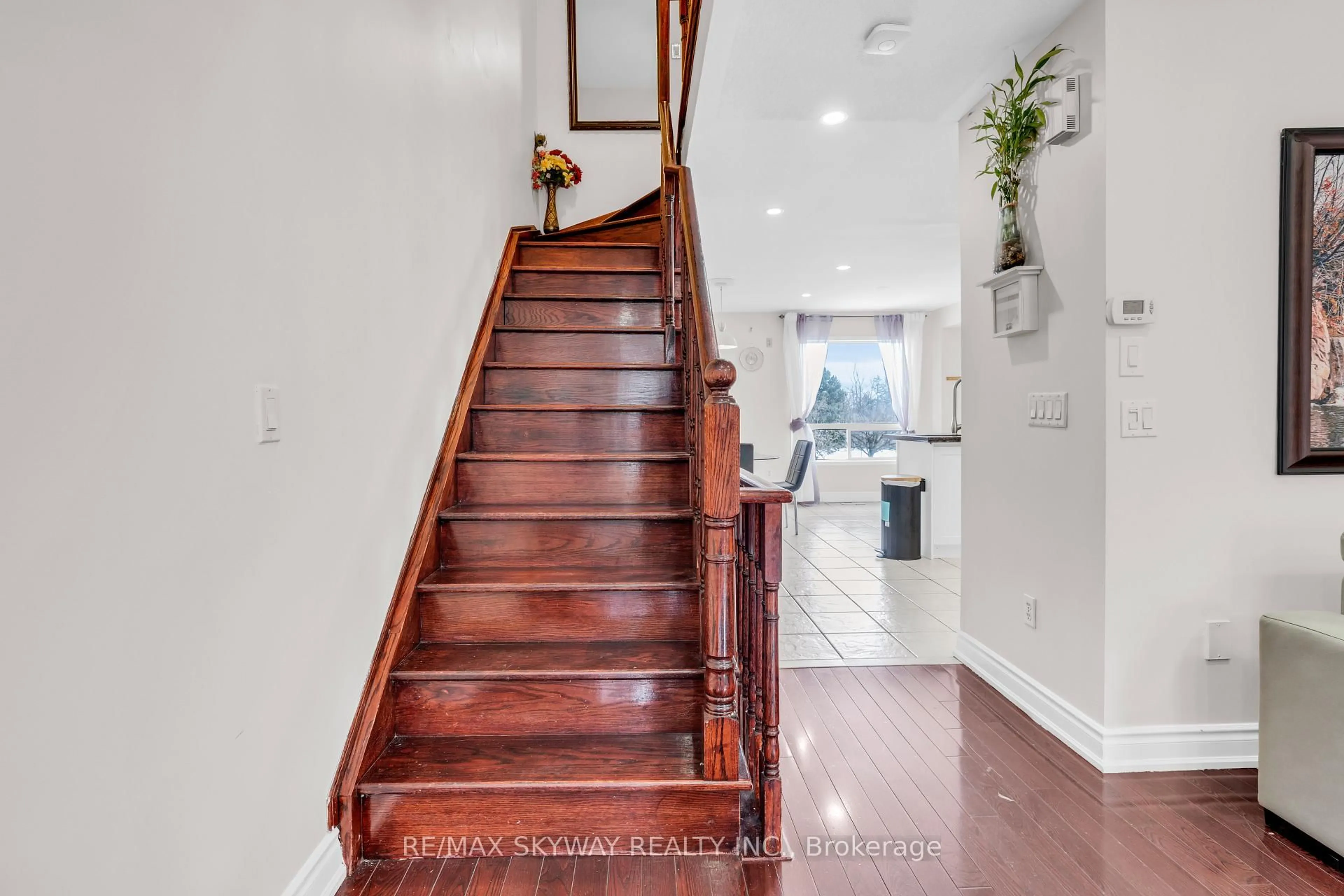 Stairs for 96 Jenkinson Way, Toronto Ontario M1P 5H4