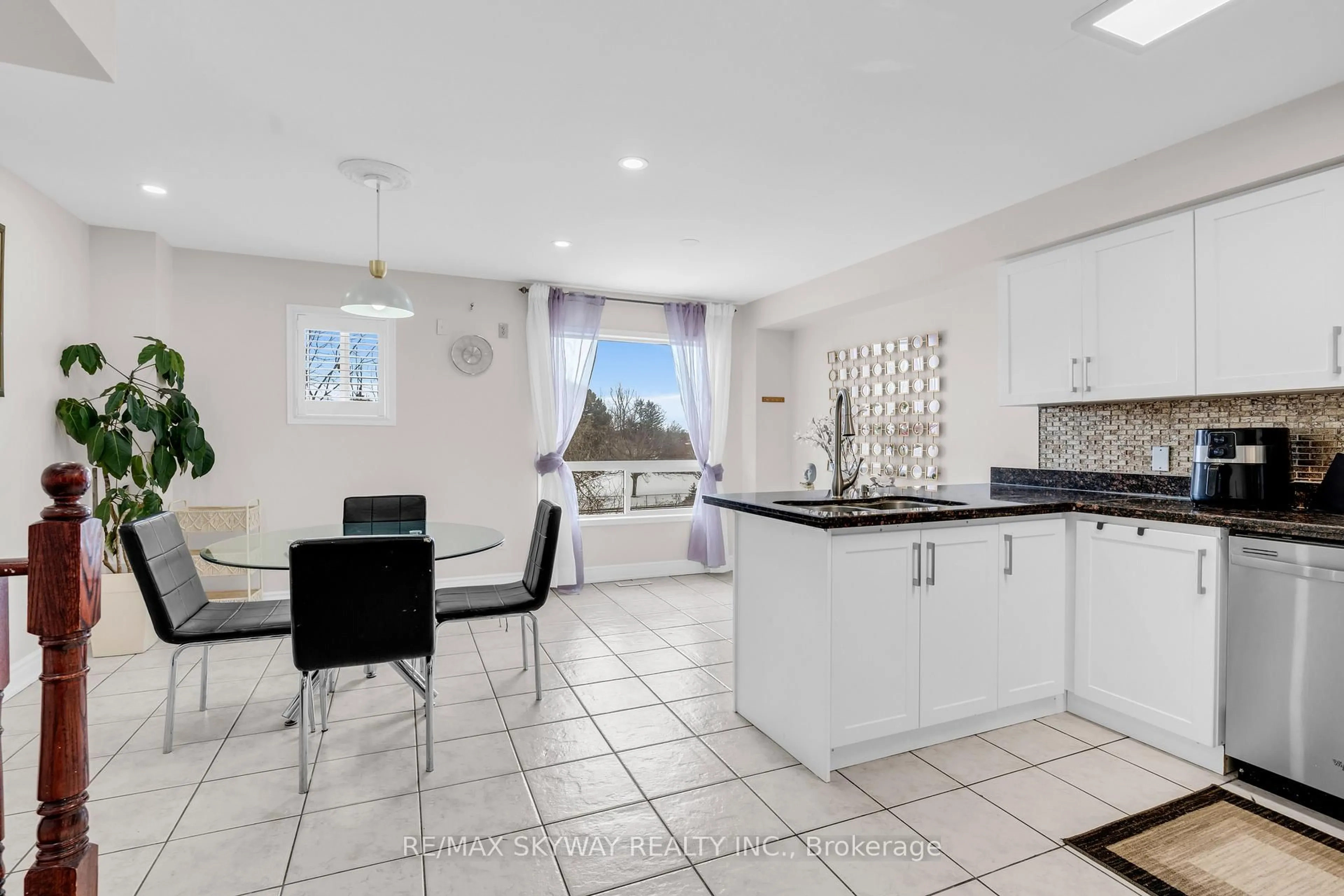 Open concept kitchen, ceramic/tile floor for 96 Jenkinson Way, Toronto Ontario M1P 5H4