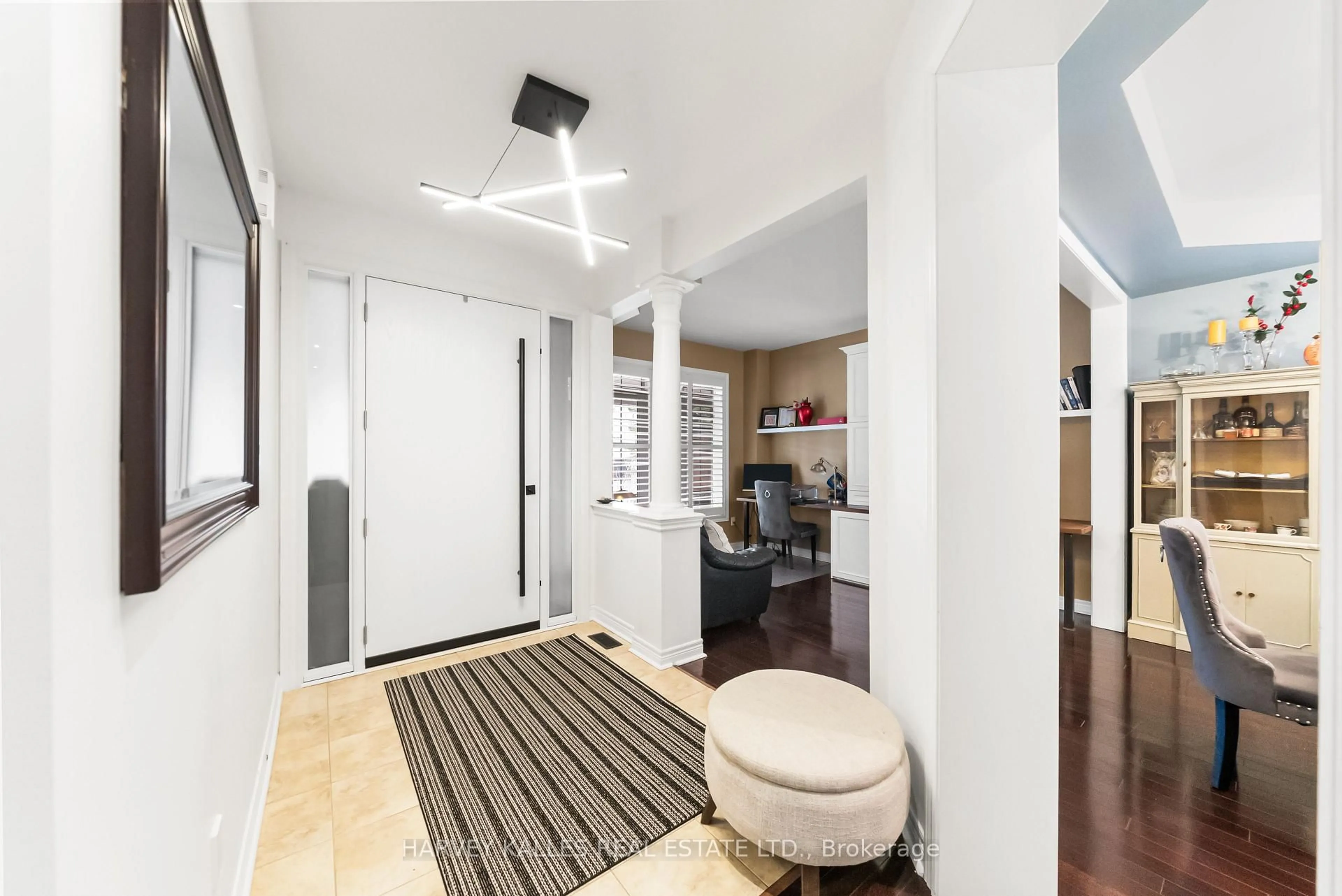 Indoor entryway for 86 Rockland Cres, Whitby Ontario L1M 0A9