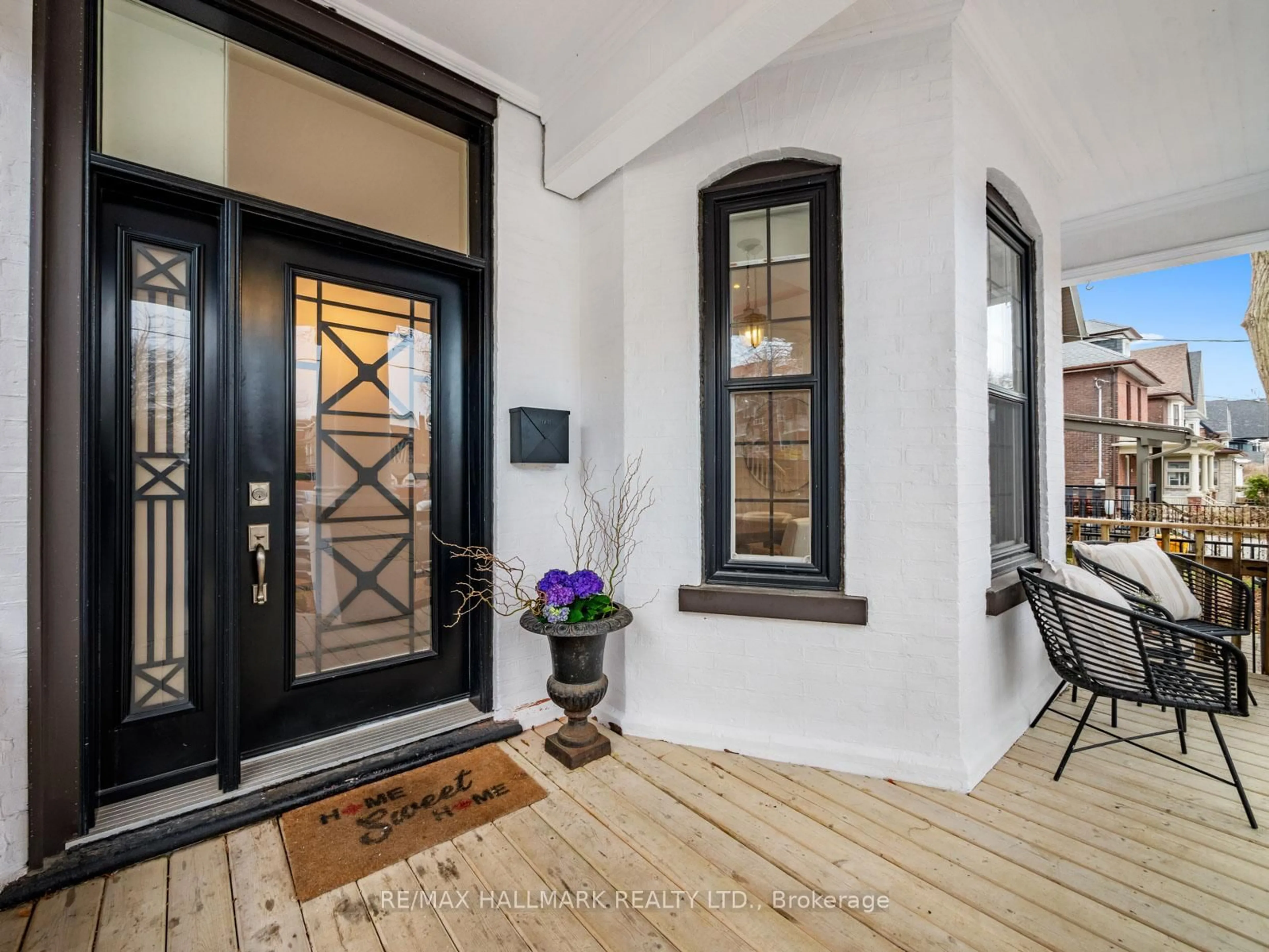 Indoor entryway for 337 Leslie St, Toronto Ontario M4M 3C8