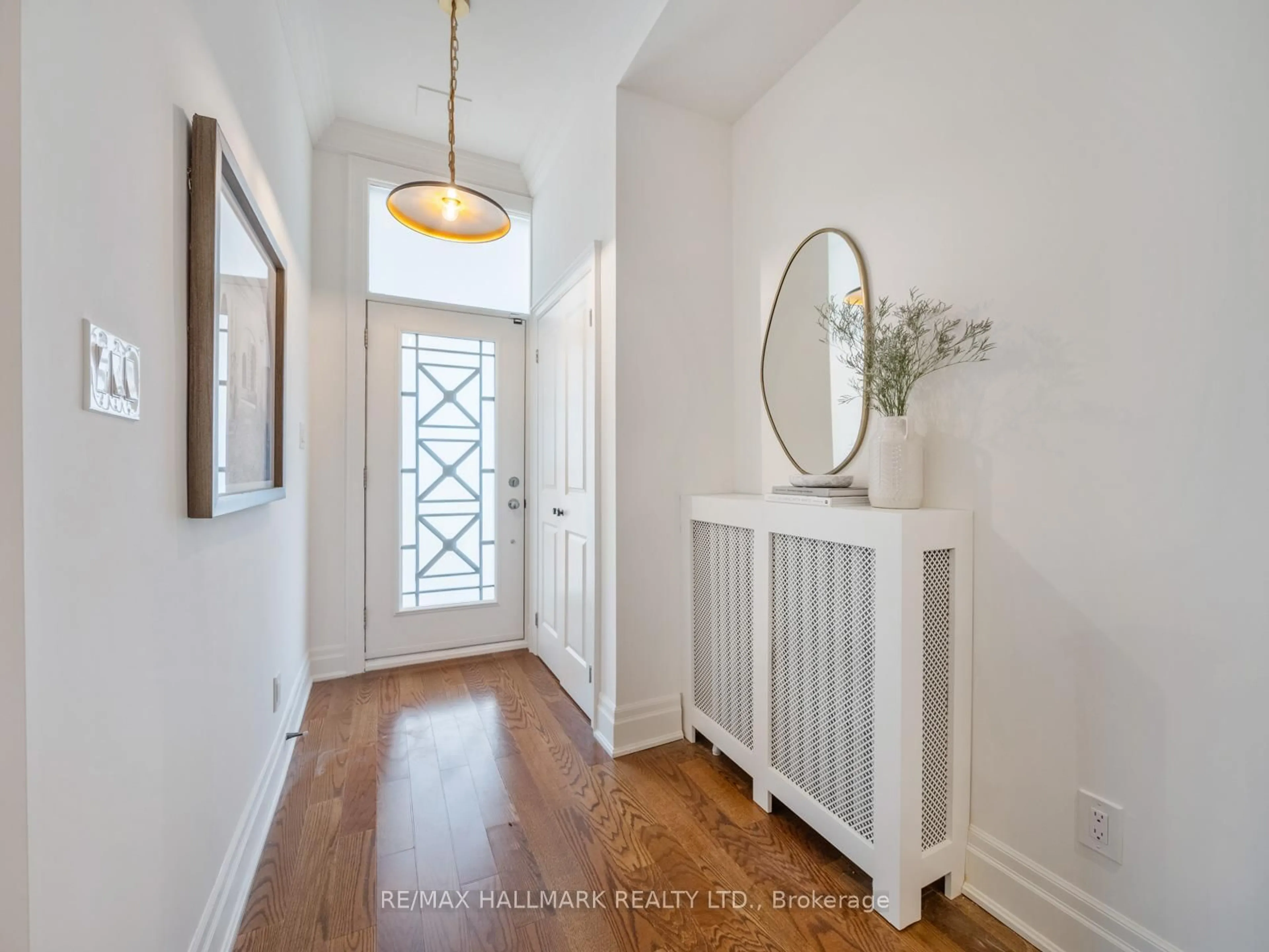 Indoor entryway for 337 Leslie St, Toronto Ontario M4M 3C8
