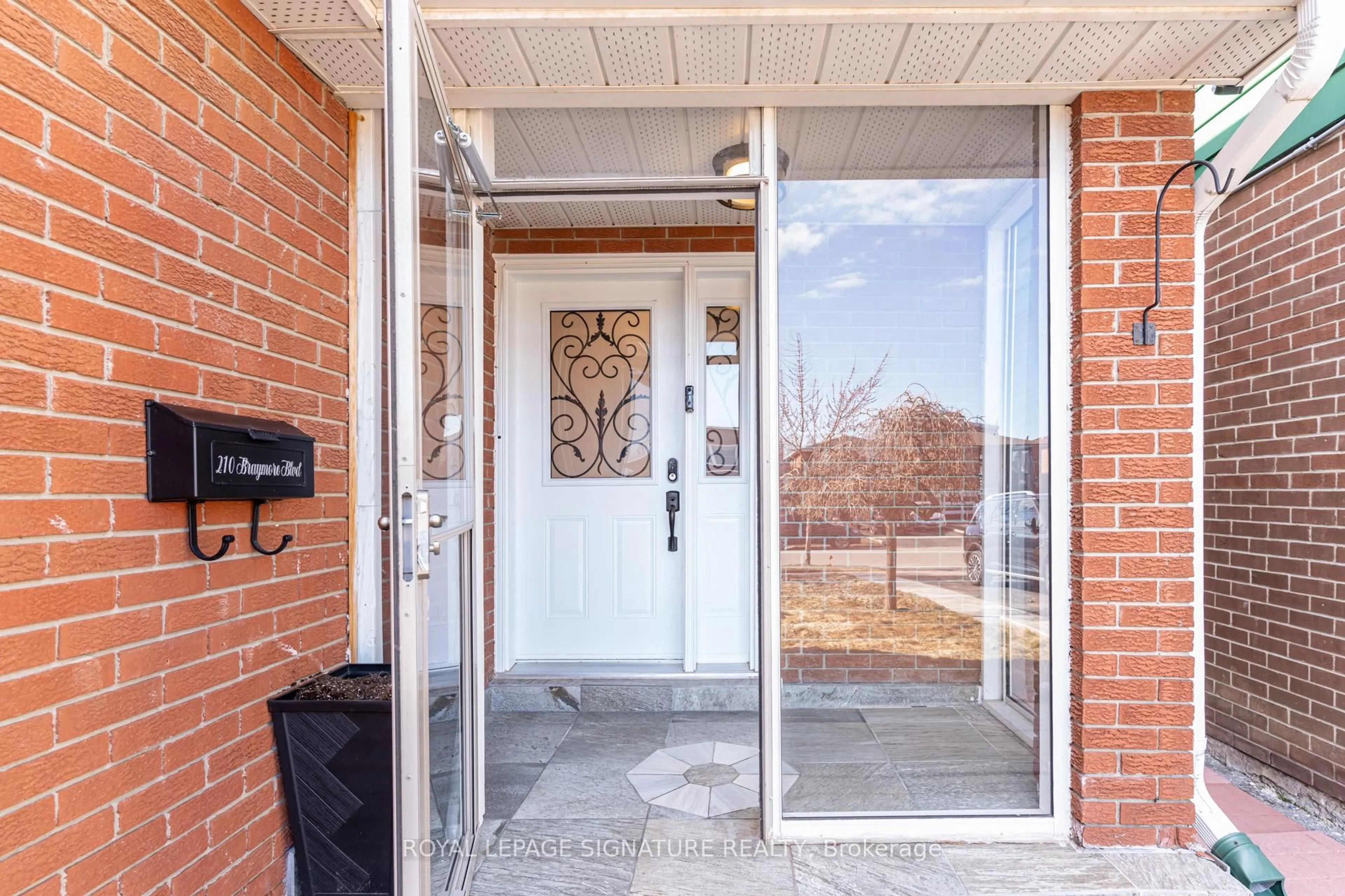 Indoor entryway for 210 Braymore Blvd, Toronto Ontario M1B 2G8