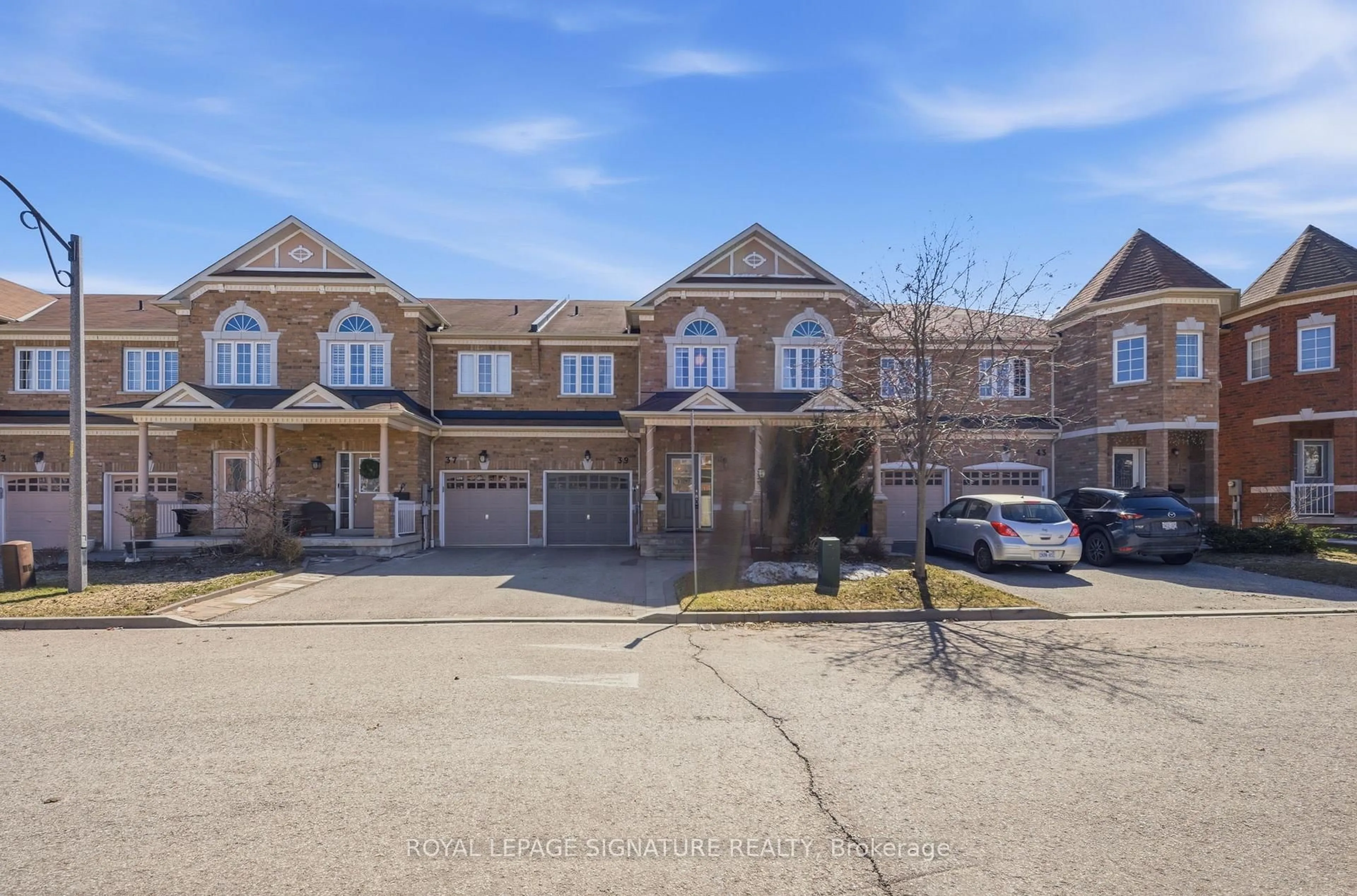 A pic from outside/outdoor area/front of a property/back of a property/a pic from drone, street for 39 Keywood St, Ajax Ontario L1Z 2E5