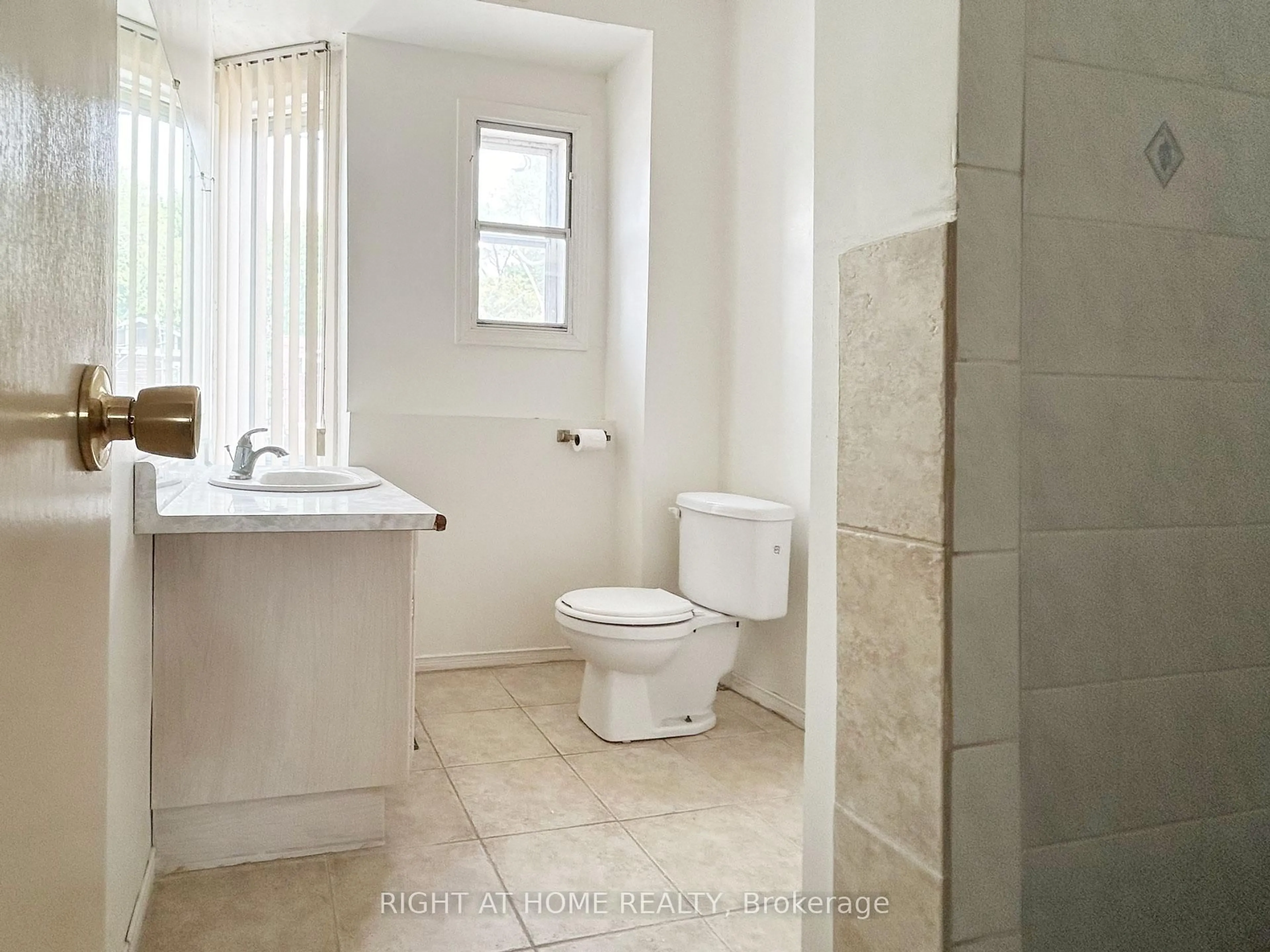 Standard bathroom, ceramic/tile floor for 1313 Gerrard St, Toronto Ontario M4L 1Y8