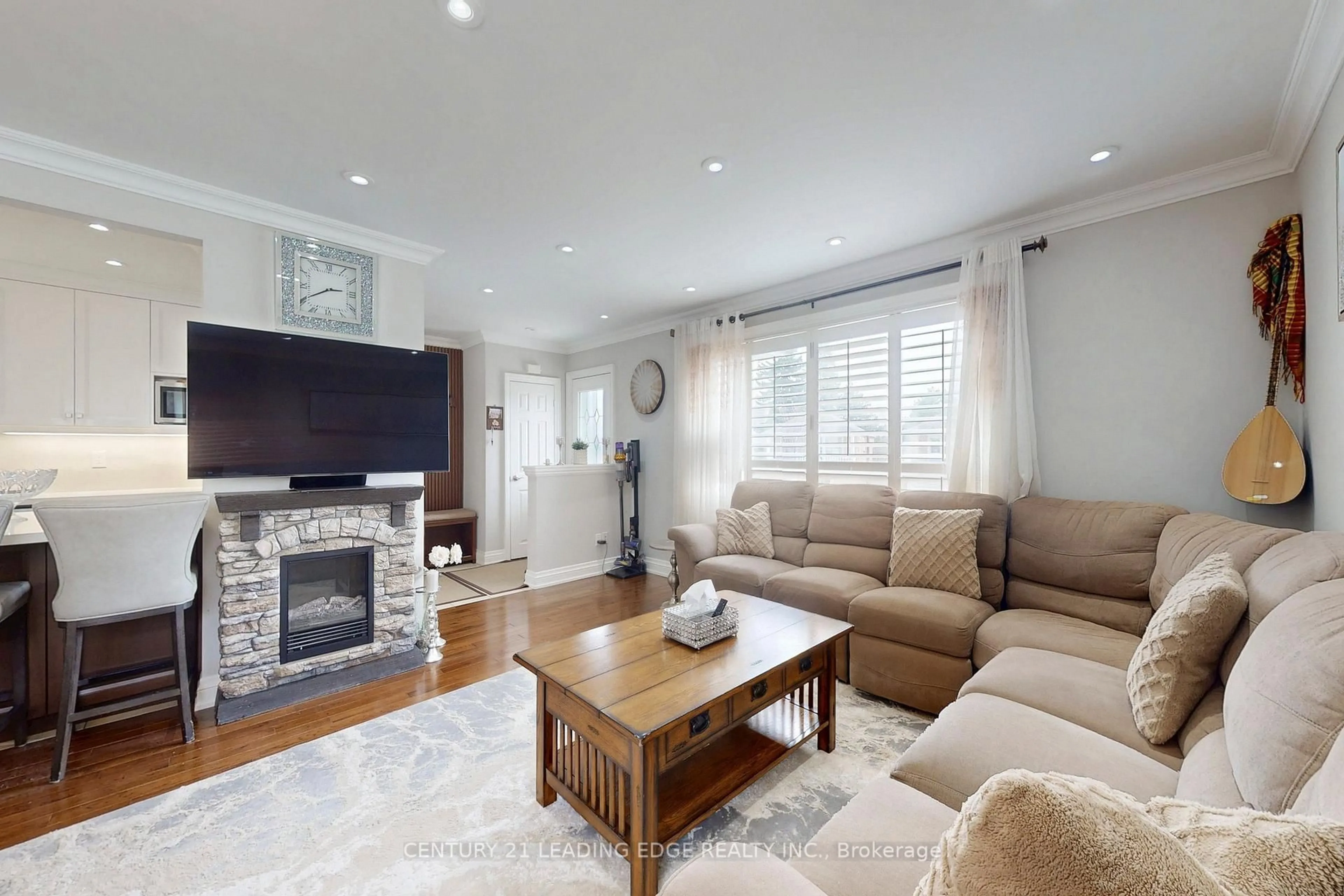 Living room with furniture, wood/laminate floor for 27 Archwood Cres, Toronto Ontario M1R 3M1