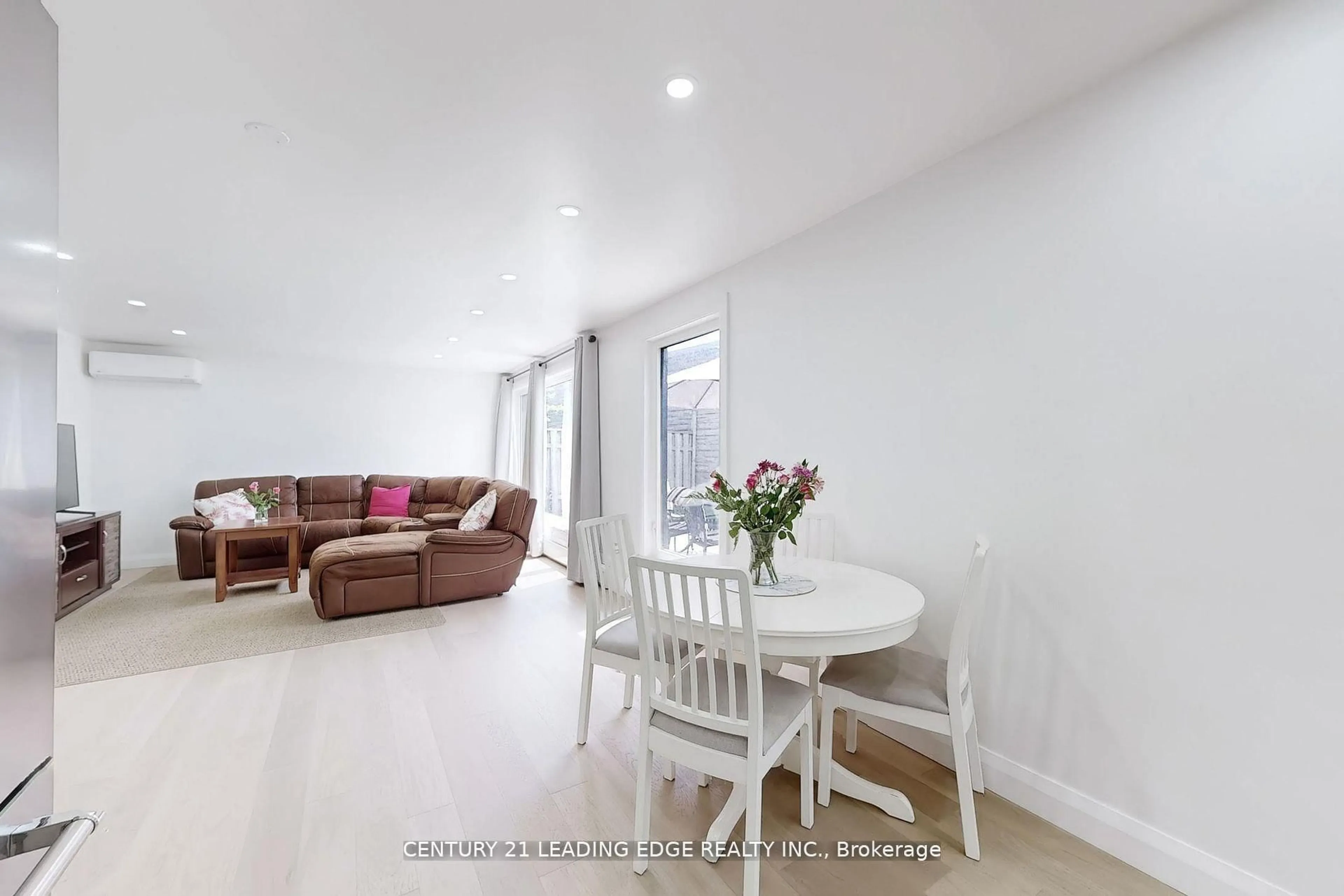 Living room with furniture, wood/laminate floor for 20 Bypass Crt, Toronto Ontario M1T 1L1