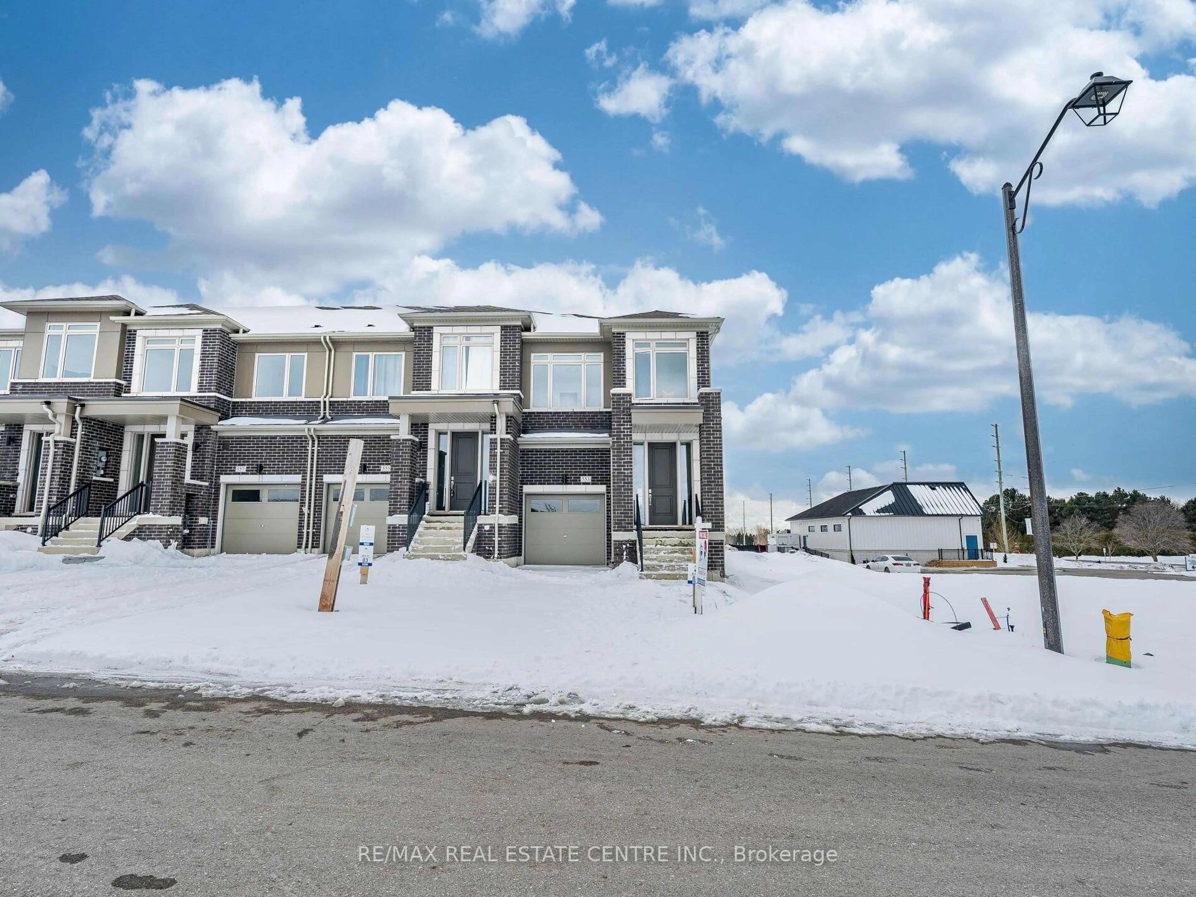 A pic from outside/outdoor area/front of a property/back of a property/a pic from drone, street for 553 TED MARKS Dr, Oshawa Ontario L1L 0X3