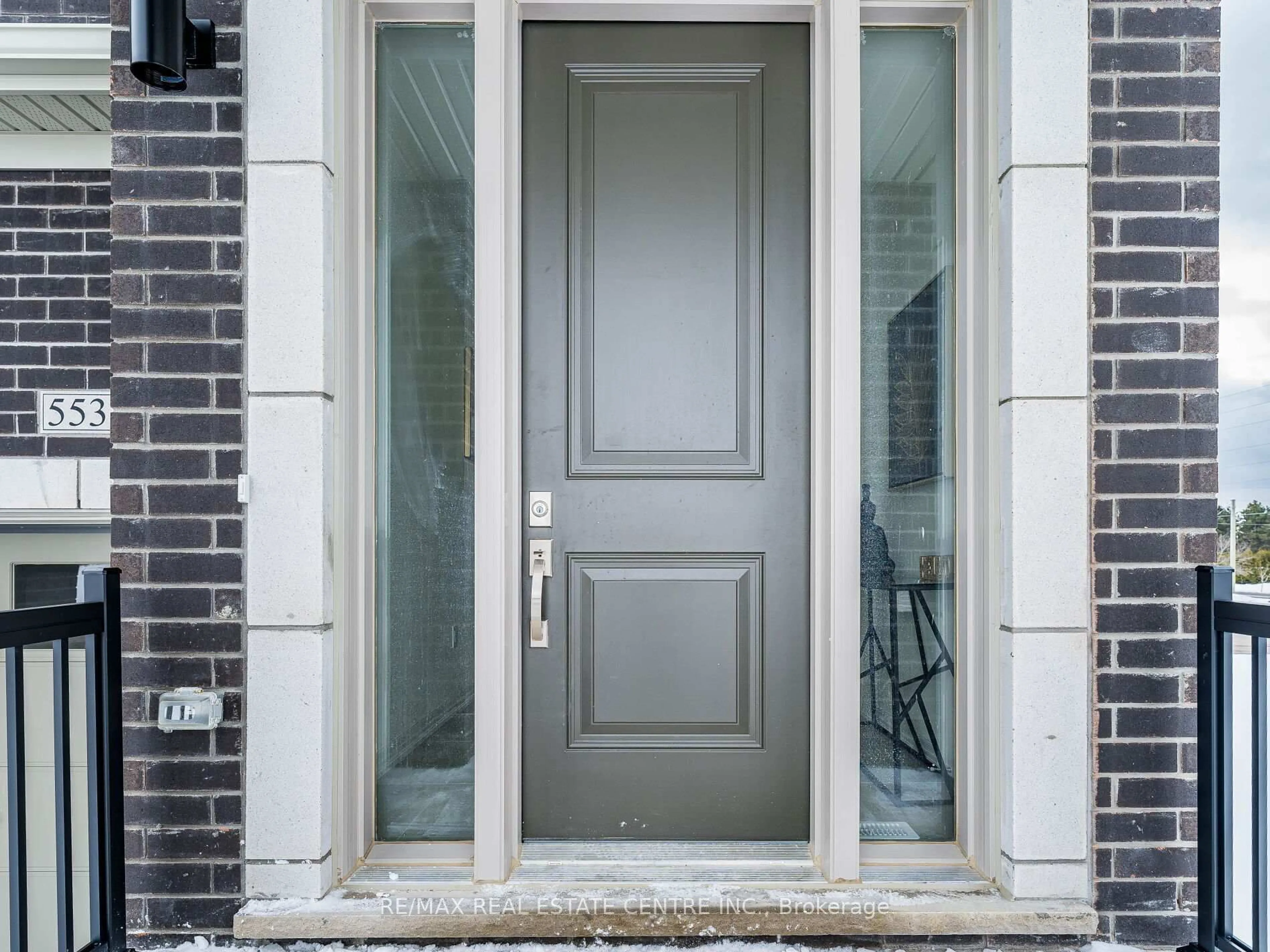 Indoor entryway for 553 TED MARKS Dr, Oshawa Ontario L1L 0X3