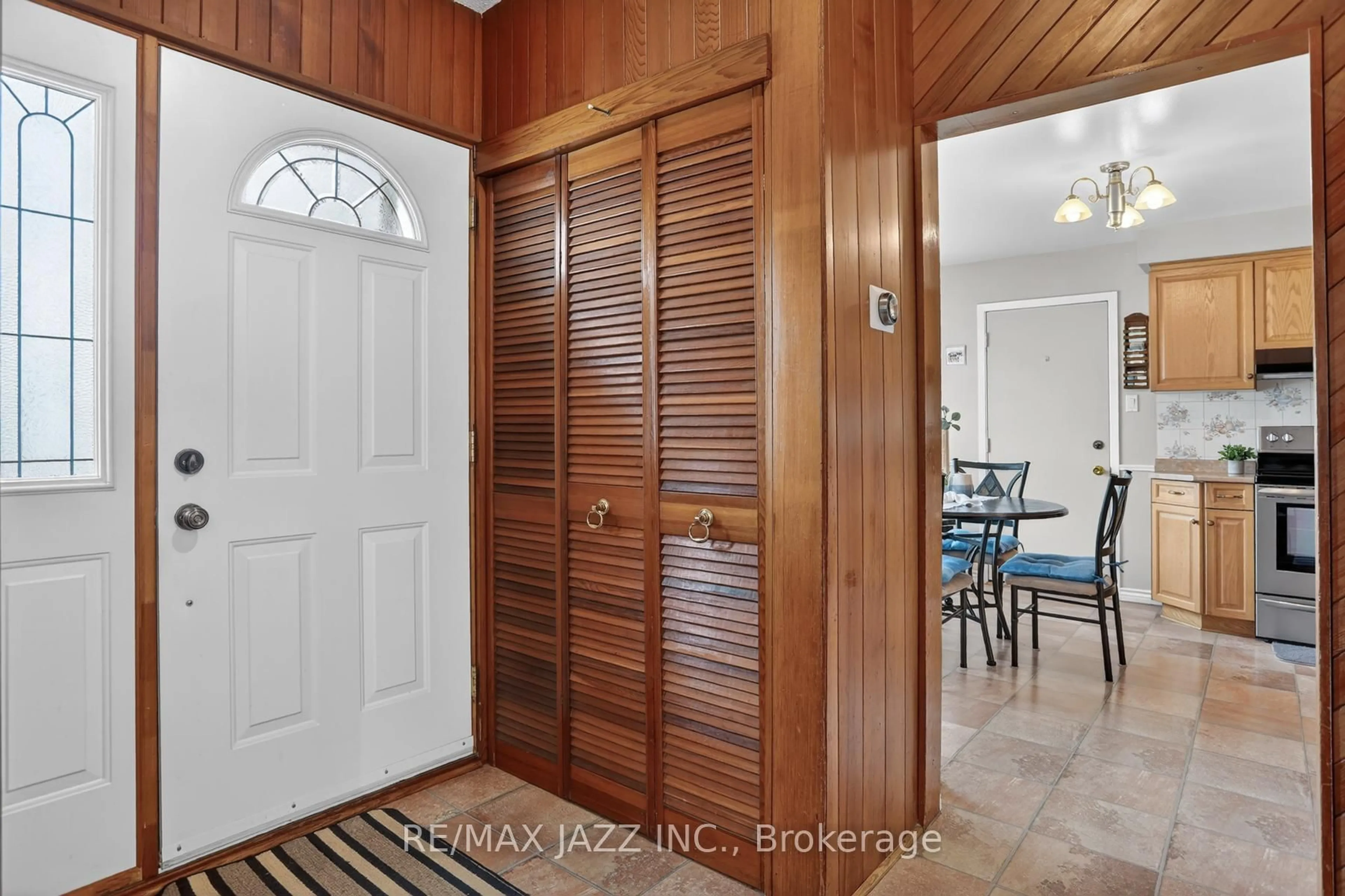 Indoor entryway for 152 Guthrie Cres, Whitby Ontario L1P 1A8