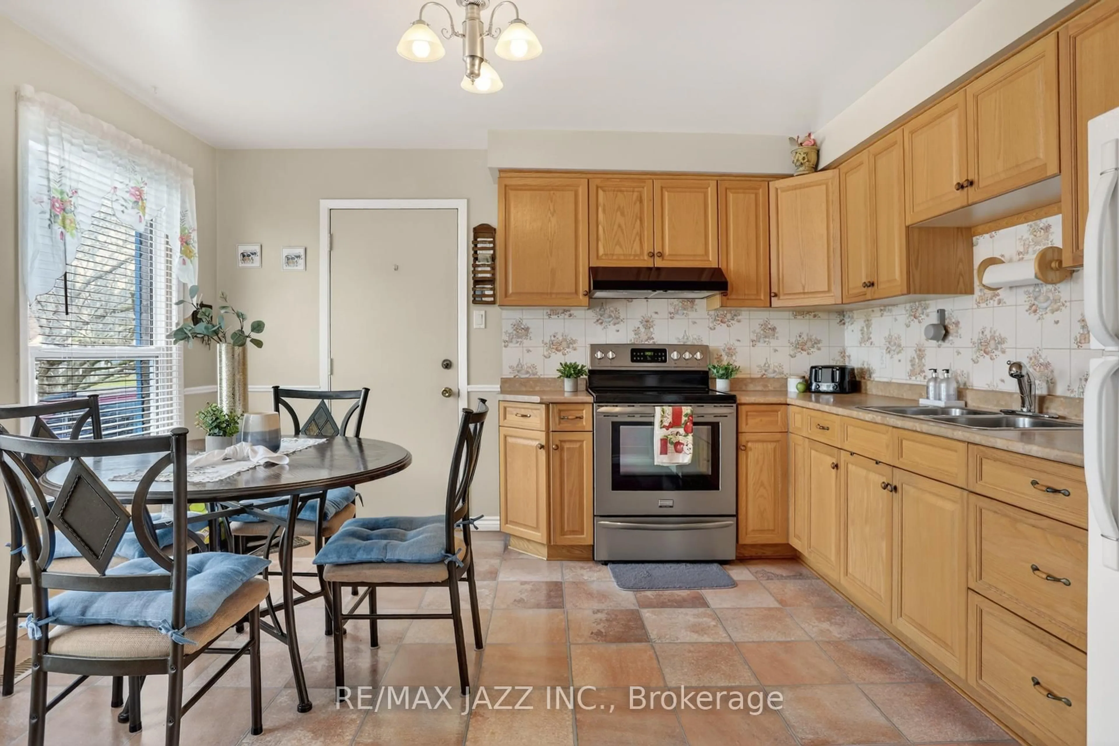 Standard kitchen, ceramic/tile floor for 152 Guthrie Cres, Whitby Ontario L1P 1A8