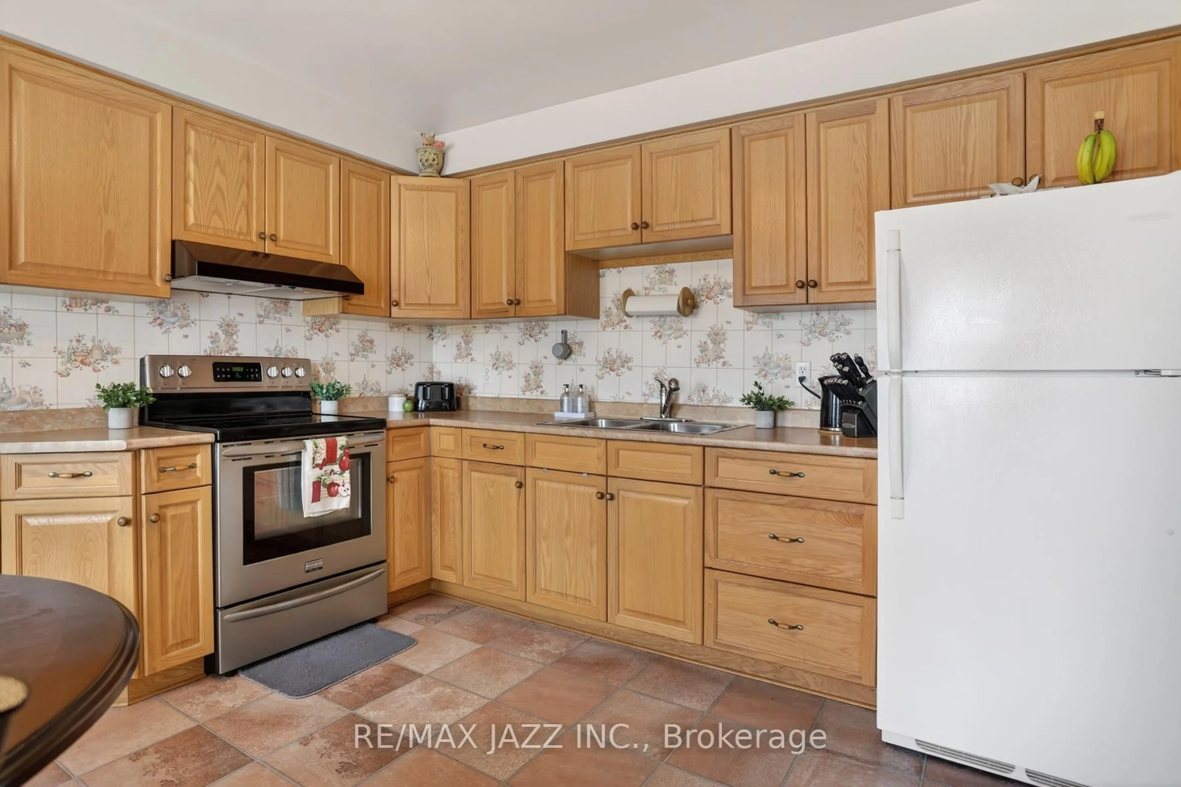 Standard kitchen, ceramic/tile floor for 152 Guthrie Cres, Whitby Ontario L1P 1A8