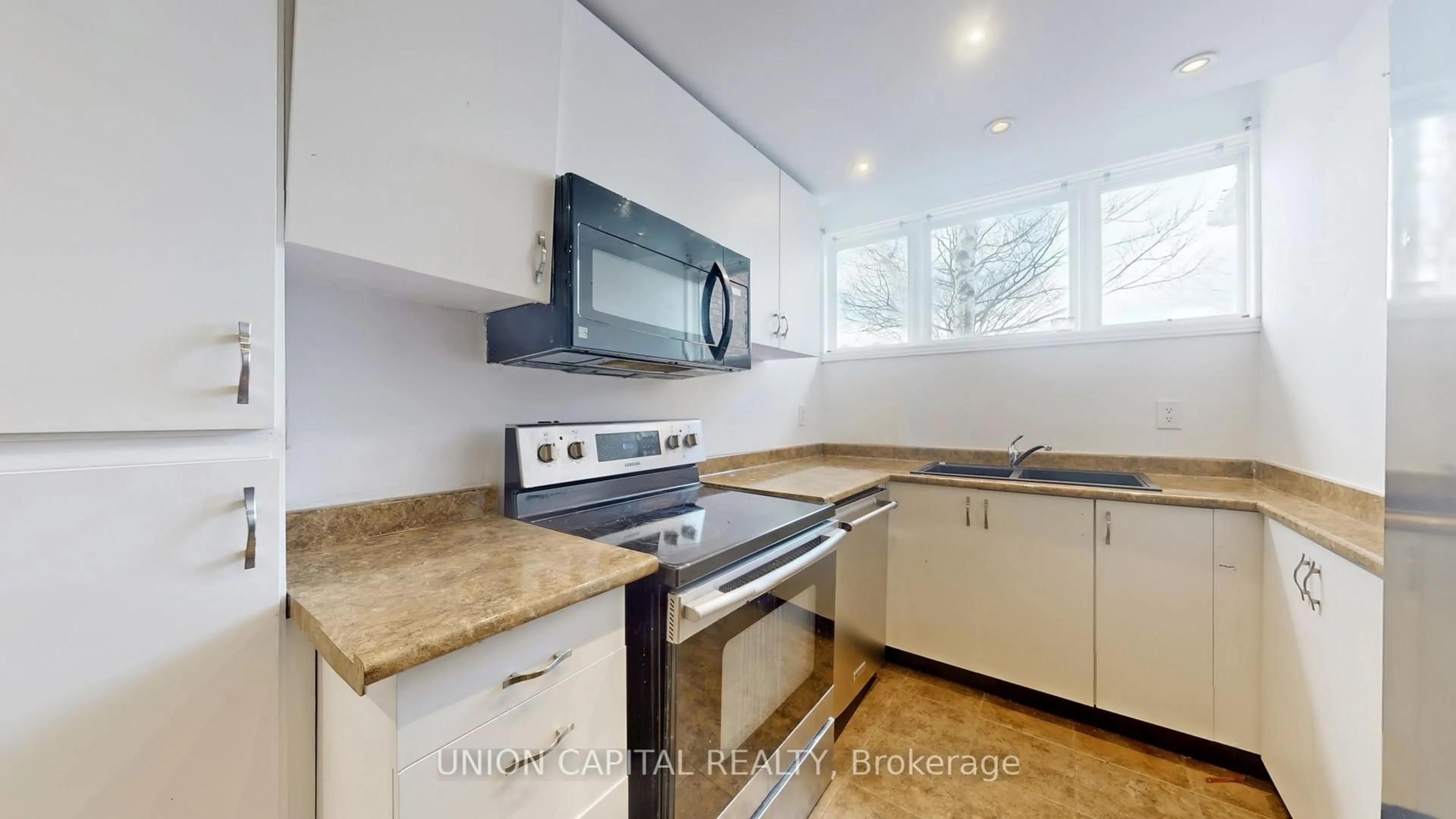 Standard kitchen, unknown for 9 Fenwick Ave, Clarington Ontario L1C 4R6