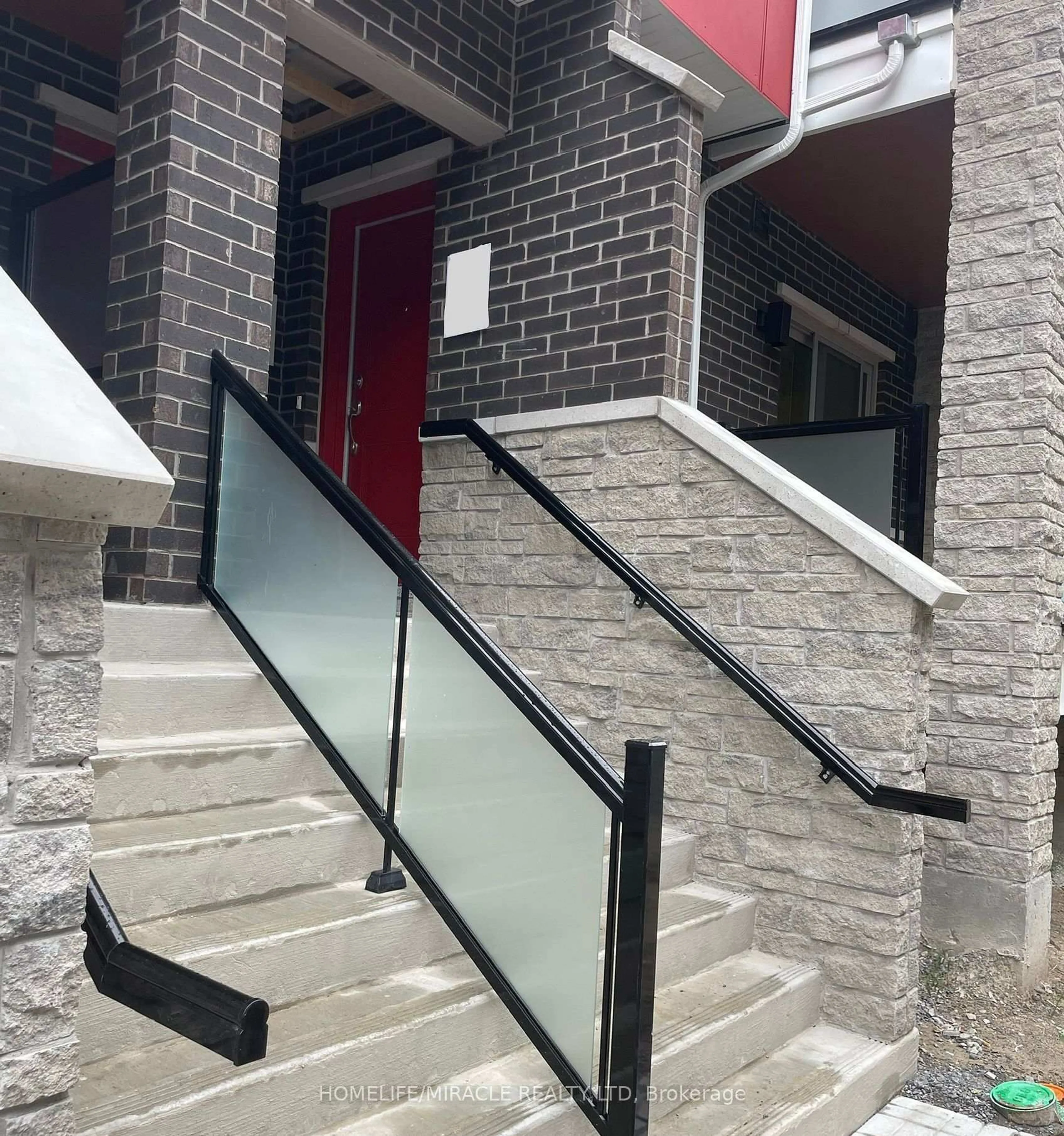 Indoor foyer for 1034 Reflection Pl #607, Pickering Ontario L1X 0L1